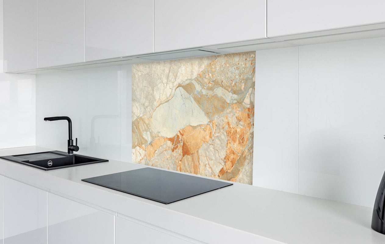 Spritzschutz - Brauner Marmor mit Adern  in weißer Hochglanz-Küche hinter einem Cerankochfeld