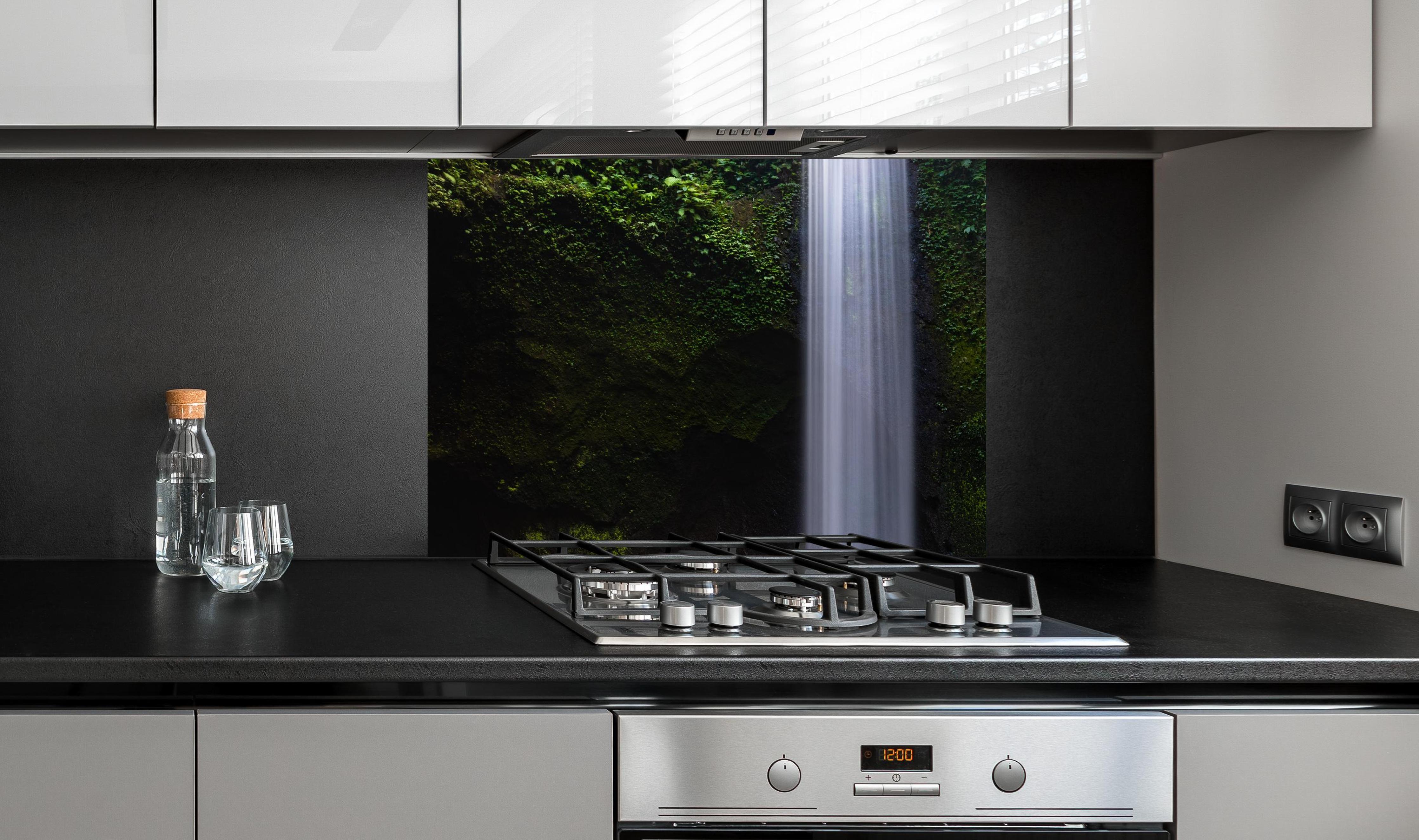 Spritzschutz - Brillante Kaskade auf Bali an edler Anthrazit-Wand hinter silbernem Gasherd