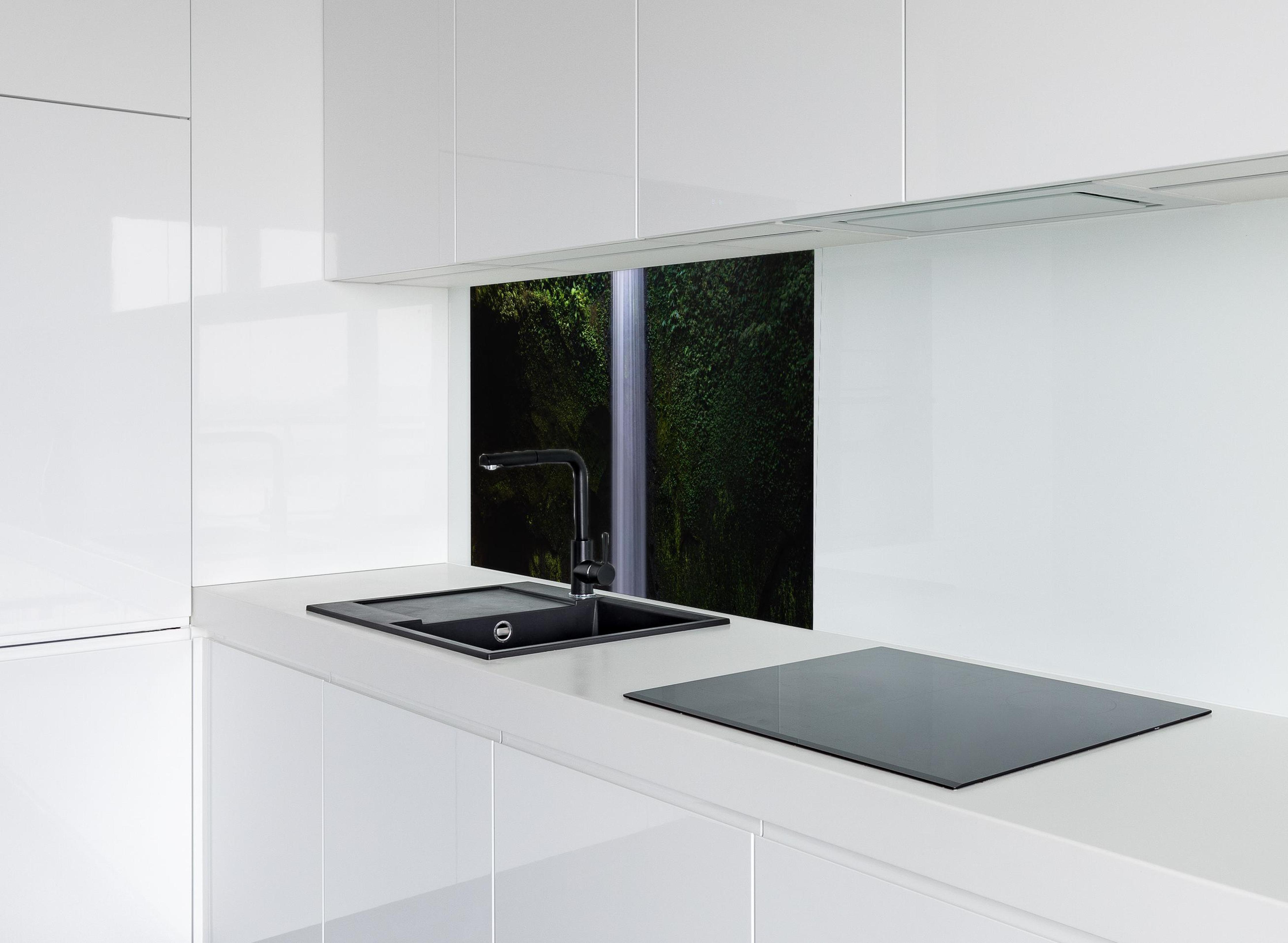 Spritzschutz - Brillante Kaskade auf Bali hinter modernem schwarz-matten Spülbecken in weißer Hochglanz-Küche