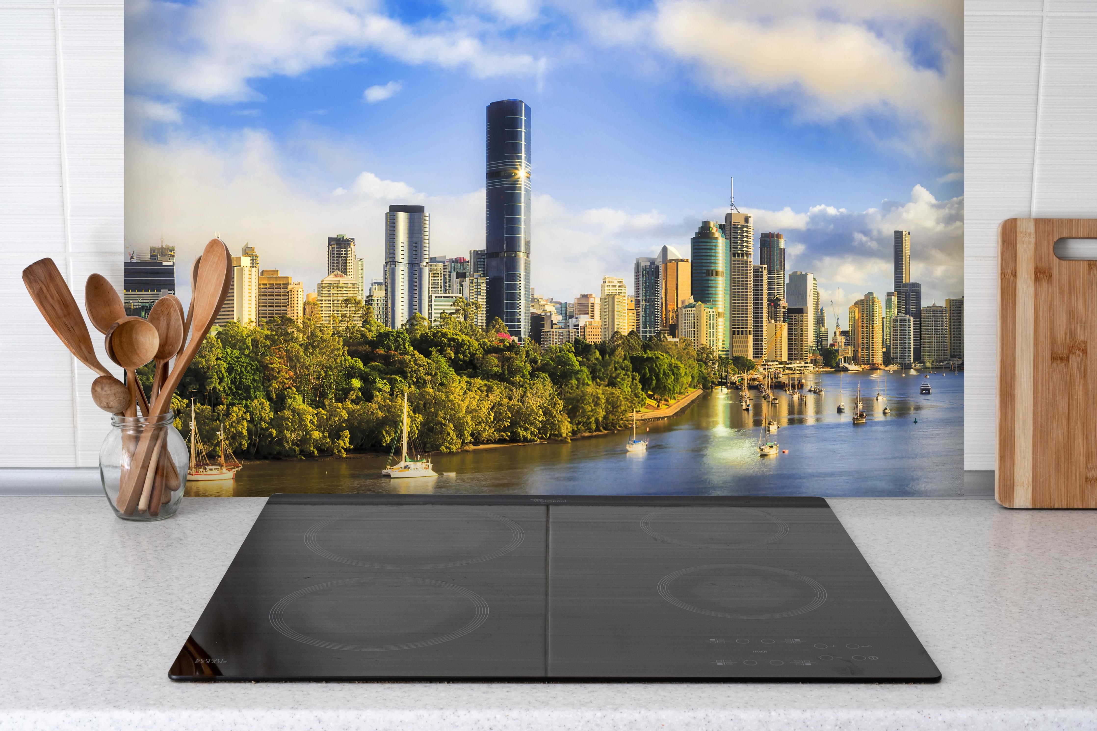 Spritzschutz - Brisbane Skyline mit Fluss hinter einem Cerankochfeld zwischen Holz-Kochutensilien

