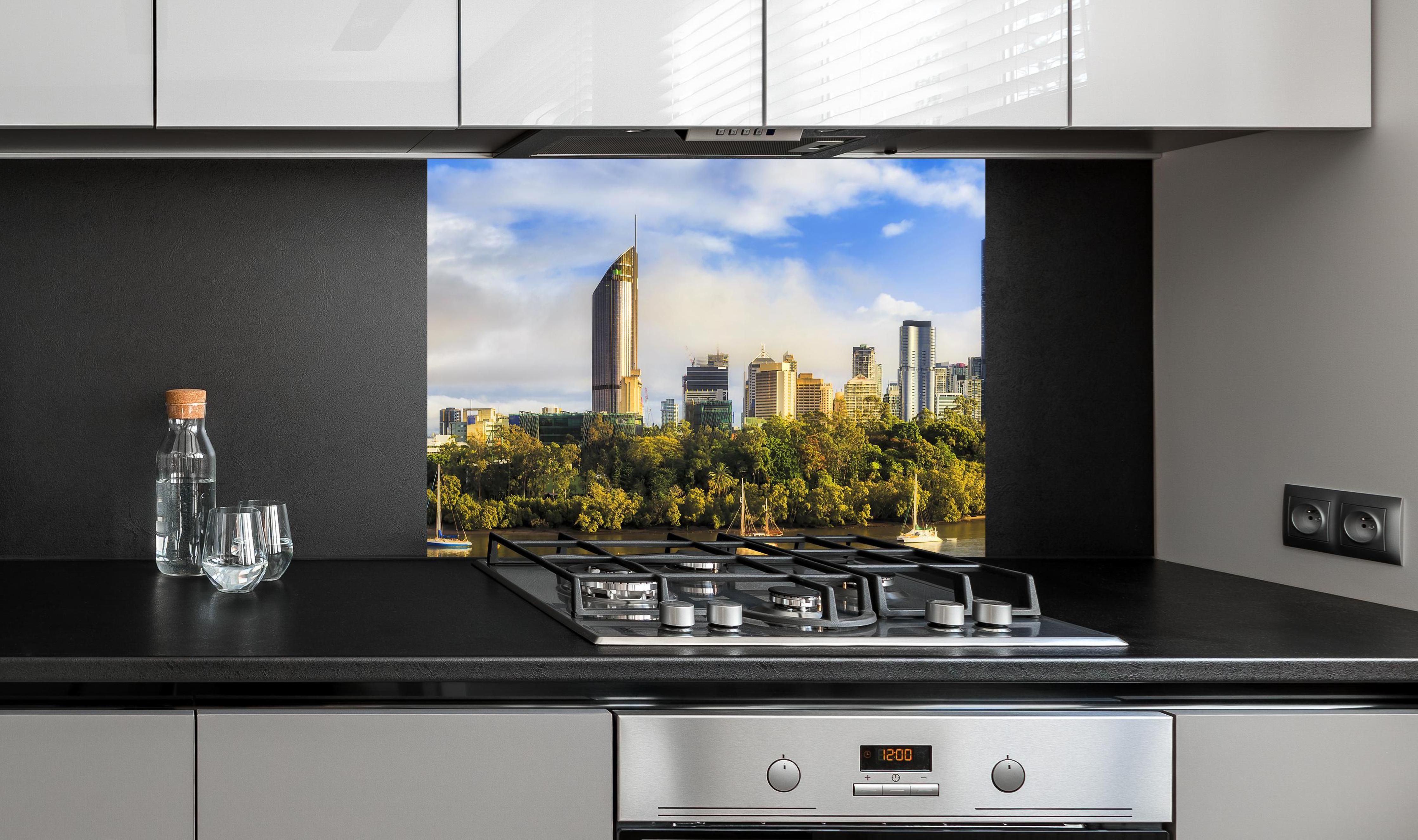 Spritzschutz - Brisbane Skyline mit Fluss an edler Anthrazit-Wand hinter silbernem Gasherd