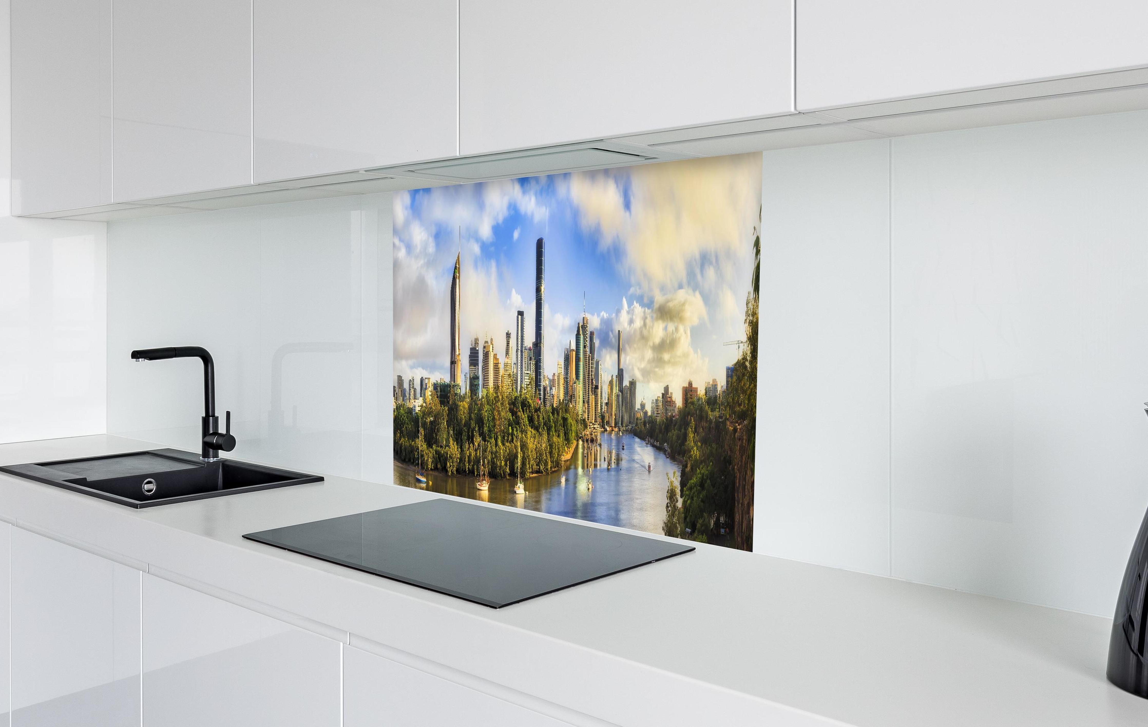 Spritzschutz - Brisbane Skyline mit Fluss  in weißer Hochglanz-Küche hinter einem Cerankochfeld