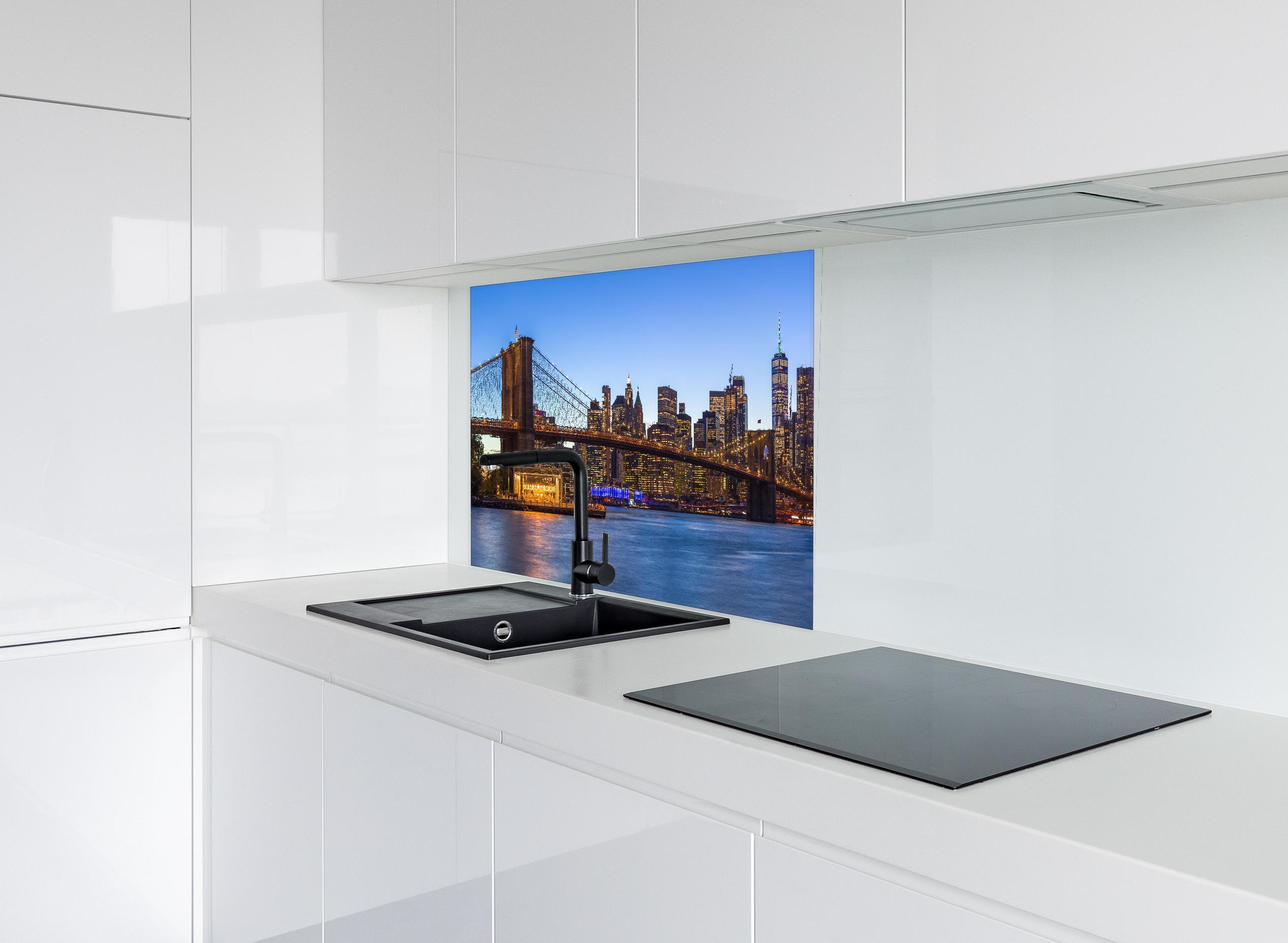 Spritzschutz - Brooklyn Bridge - New York City hinter modernem schwarz-matten Spülbecken in weißer Hochglanz-Küche
