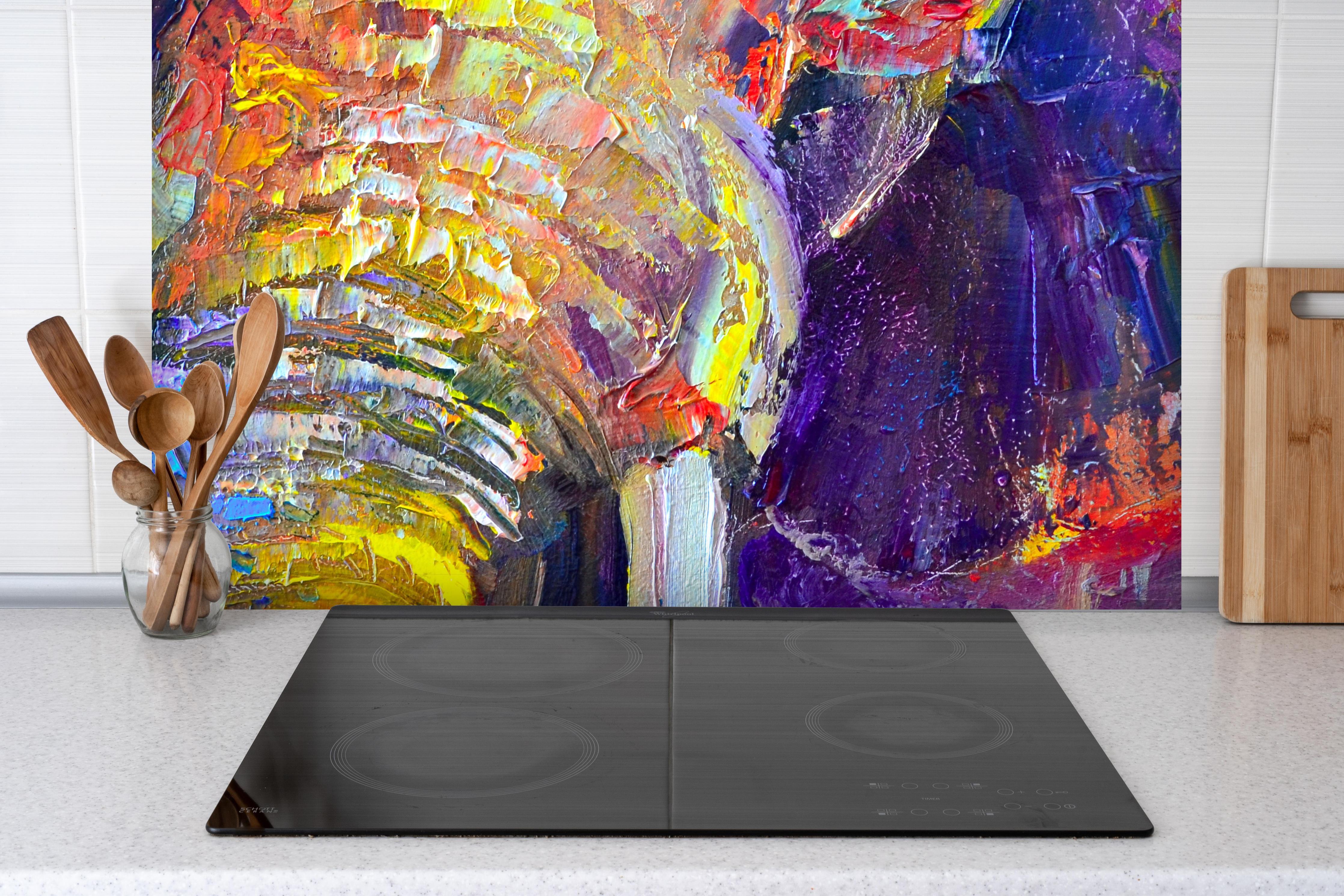 Spritzschutz - Bunter Elefant - Ölgemälde hinter einem Cerankochfeld zwischen Holz-Kochutensilien
