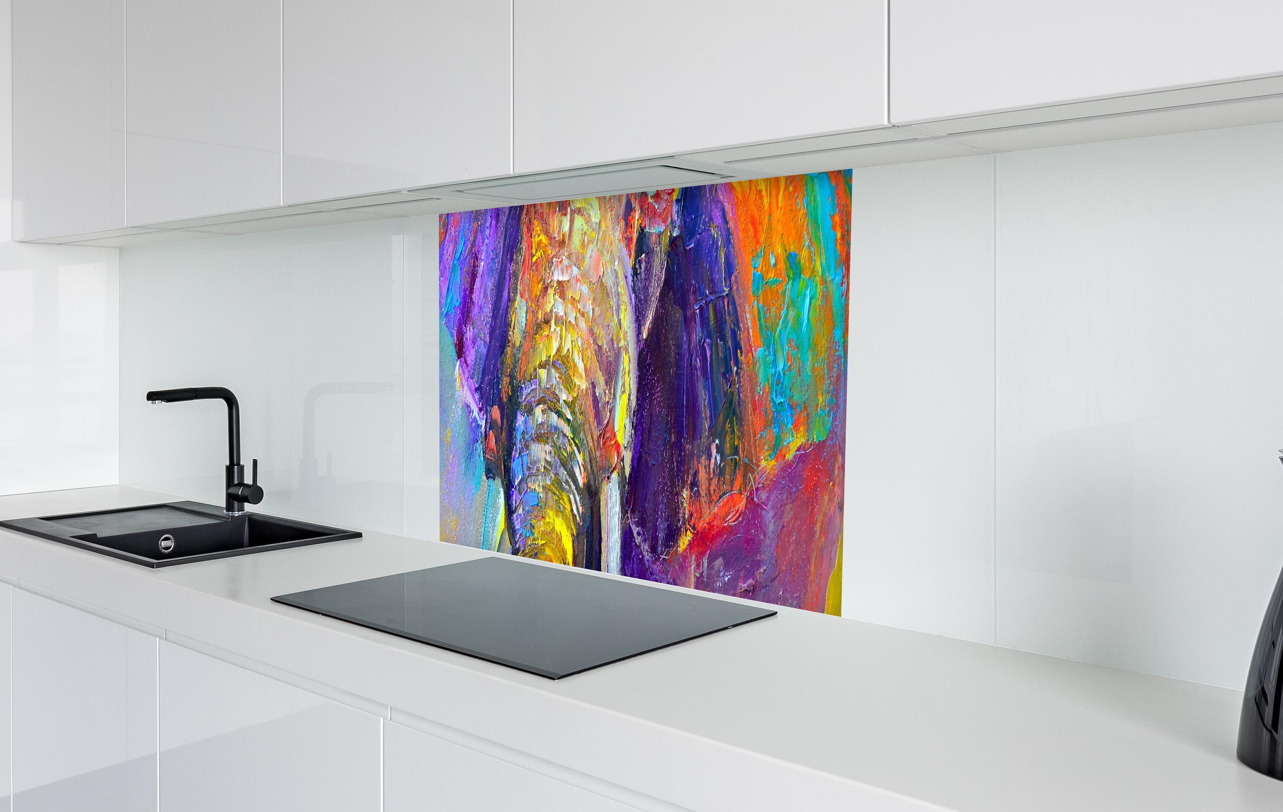 Spritzschutz - Bunter Elefant - Ölgemälde  in weißer Hochglanz-Küche hinter einem Cerankochfeld