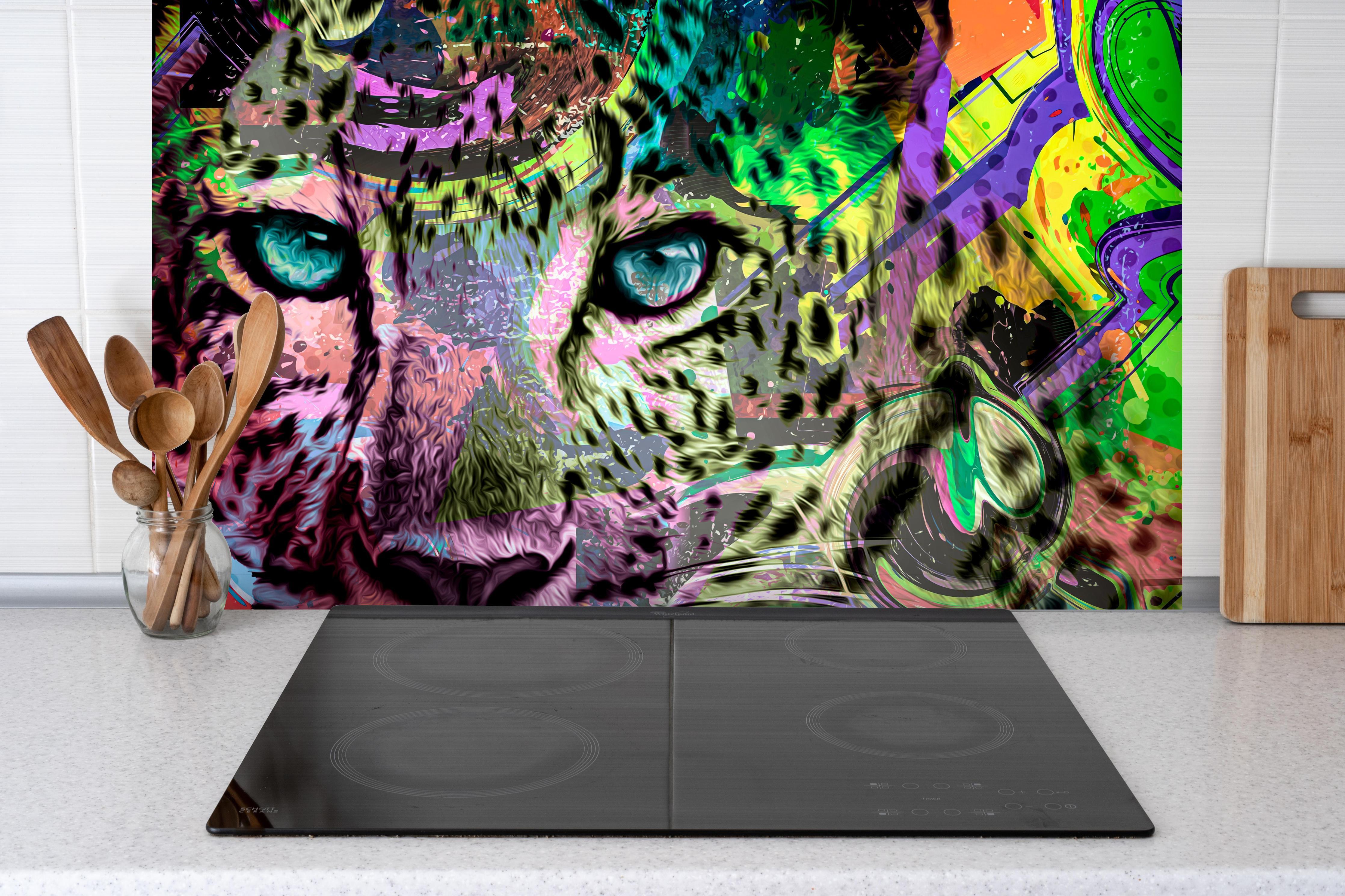Spritzschutz - Bunter abstrakter Leopardenkopf hinter einem Cerankochfeld zwischen Holz-Kochutensilien
