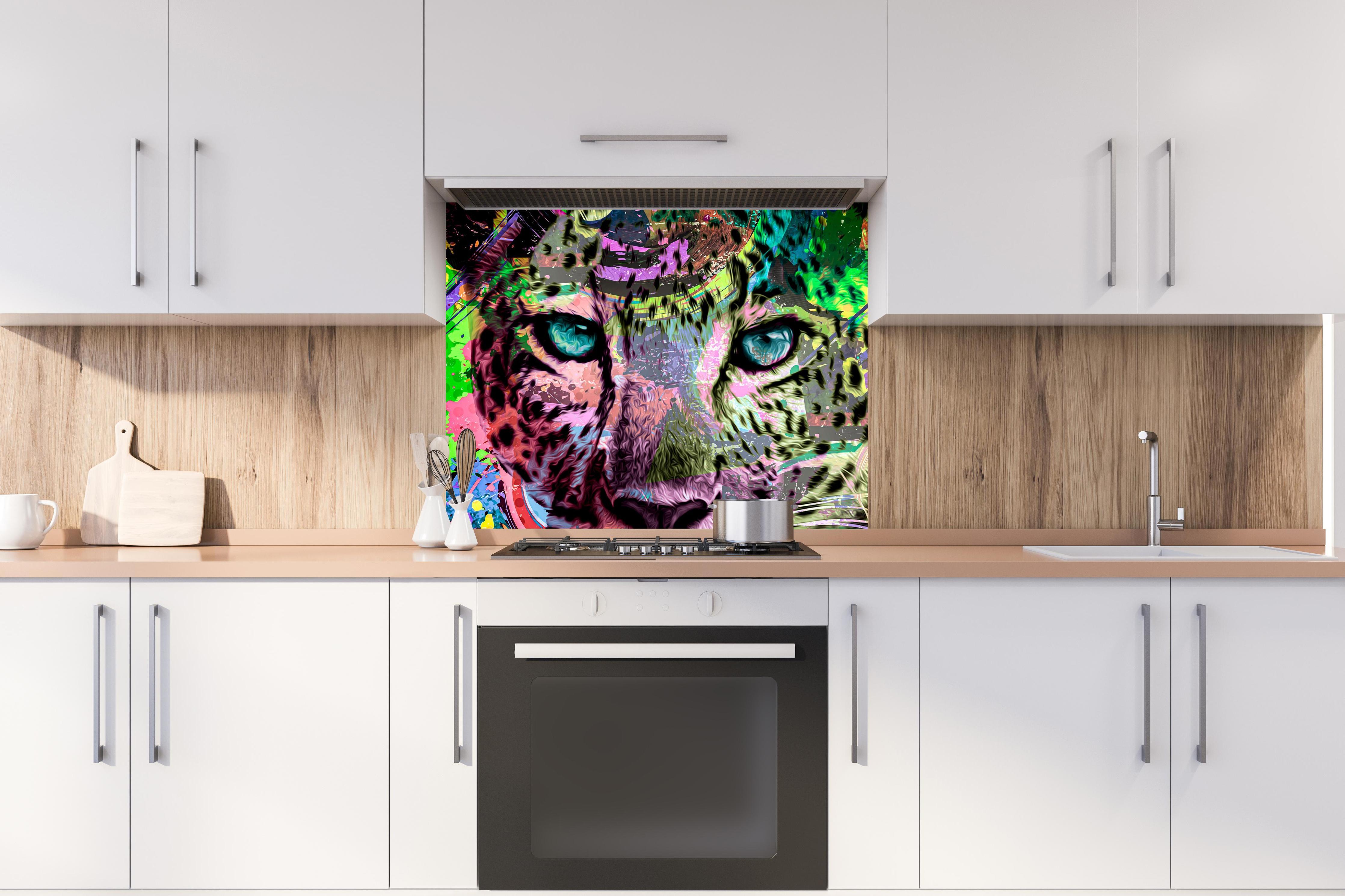 Spritzschutz - Bunter abstrakter Leopardenkopf hinter stilvollem Gasherd unter Dunstabzugshaube
