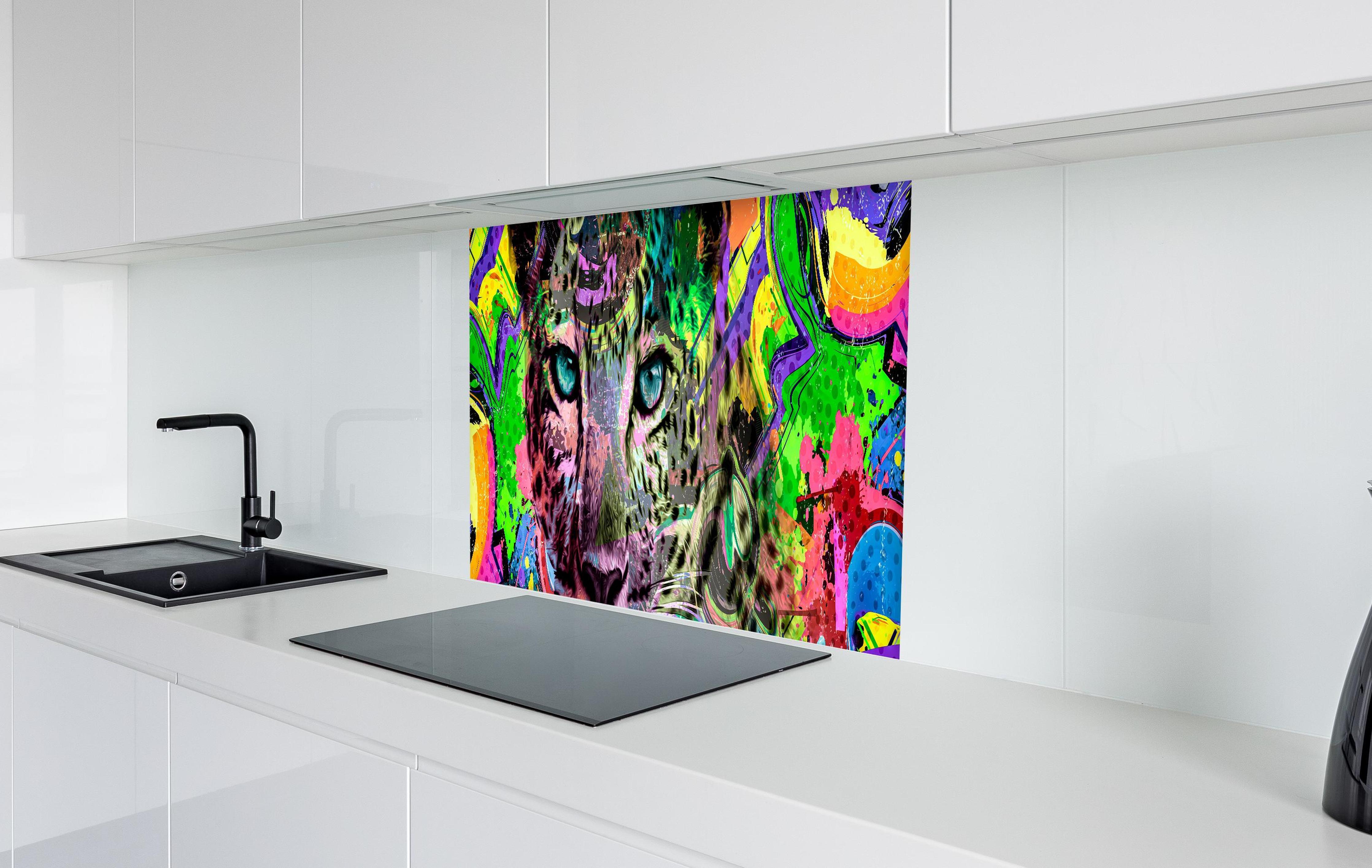 Spritzschutz - Bunter abstrakter Leopardenkopf  in weißer Hochglanz-Küche hinter einem Cerankochfeld