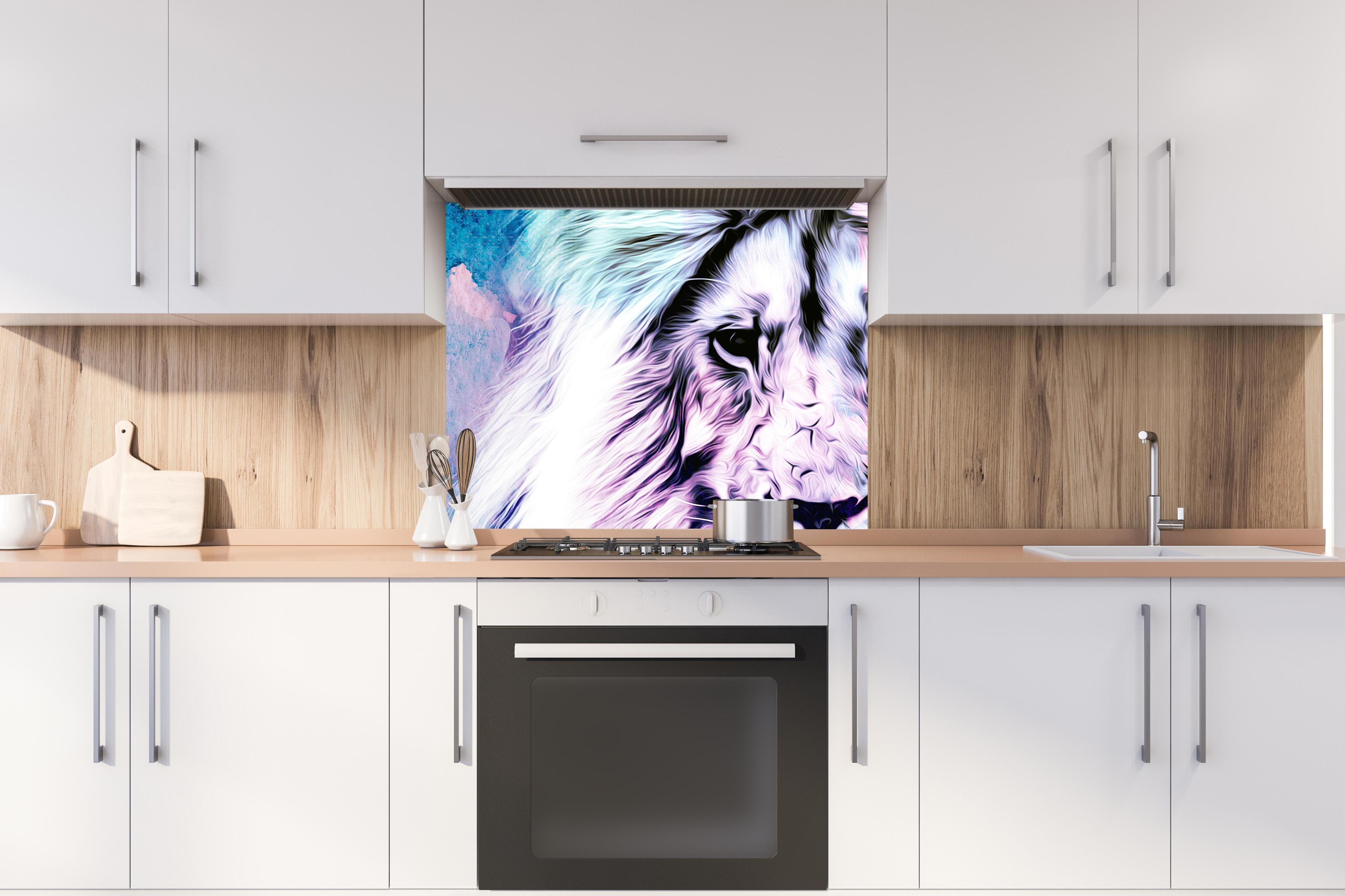 Spritzschutz - Bunter abstrakter Löwenkopf  hinter stilvollem Gasherd unter Dunstabzugshaube