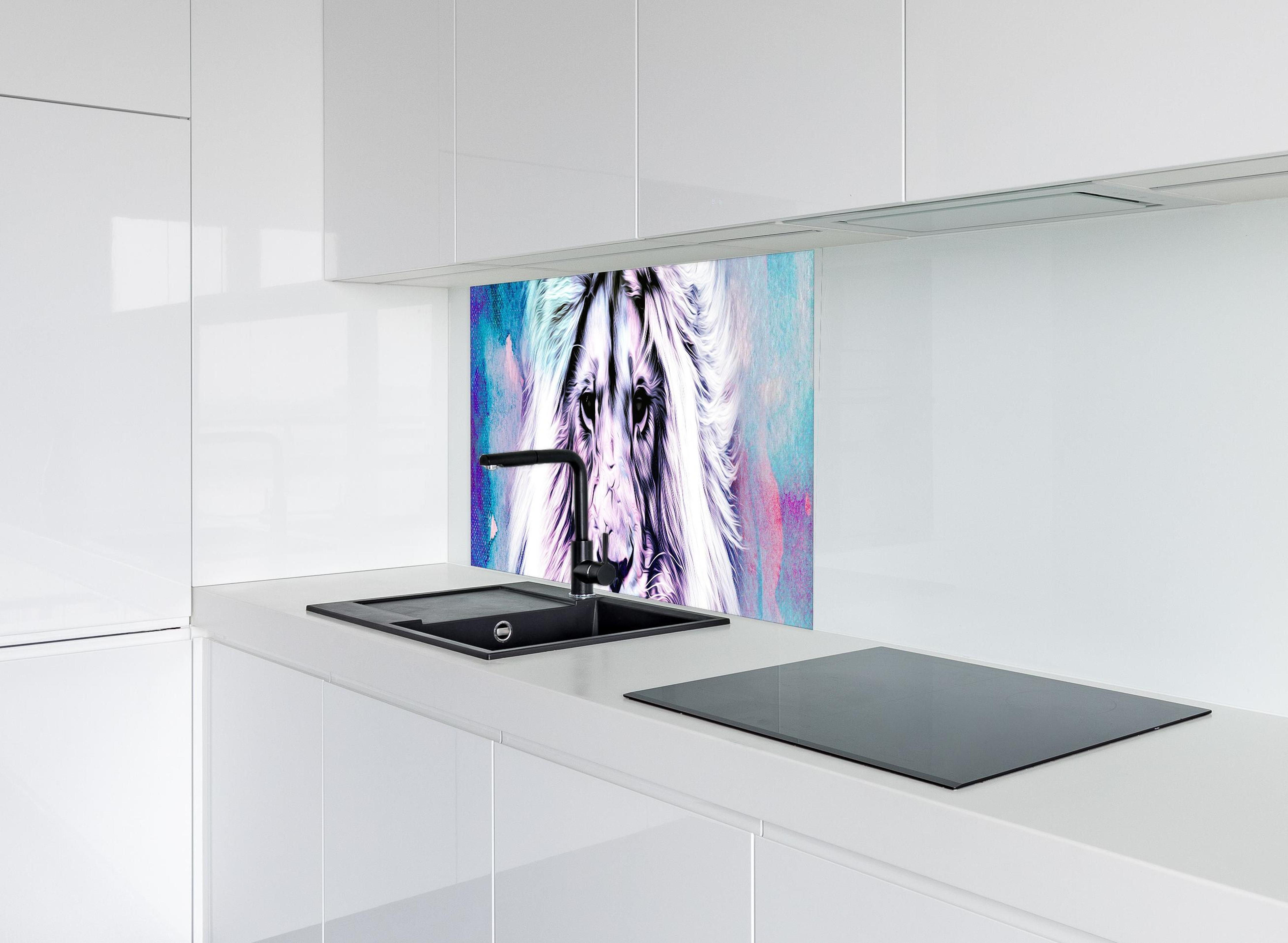 Spritzschutz - Bunter abstrakter Löwenkopf  hinter modernem schwarz-matten Spülbecken in weißer Hochglanz-Küche