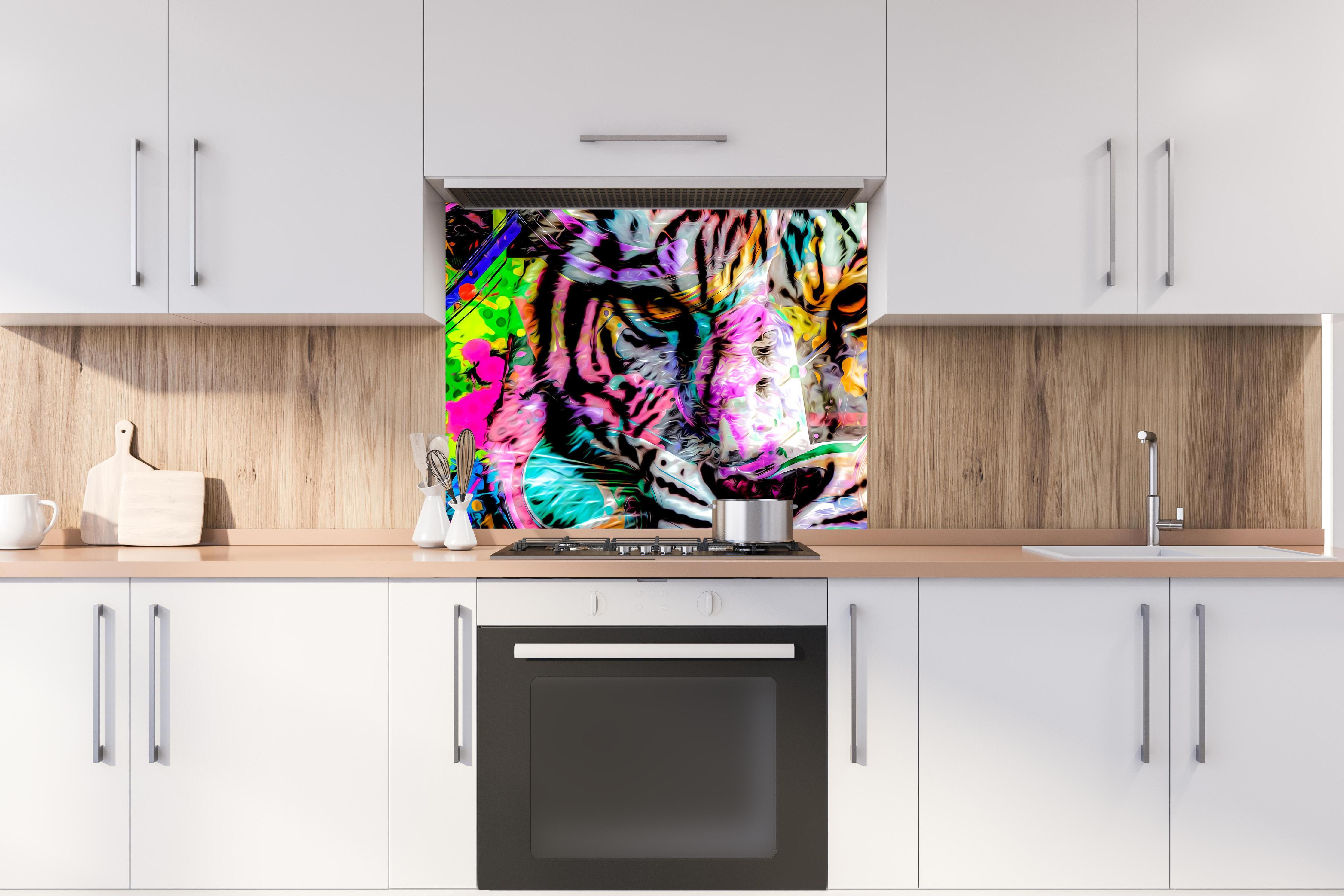 Spritzschutz - Bunter abstrakter Tigerkopf hinter stilvollem Gasherd unter Dunstabzugshaube