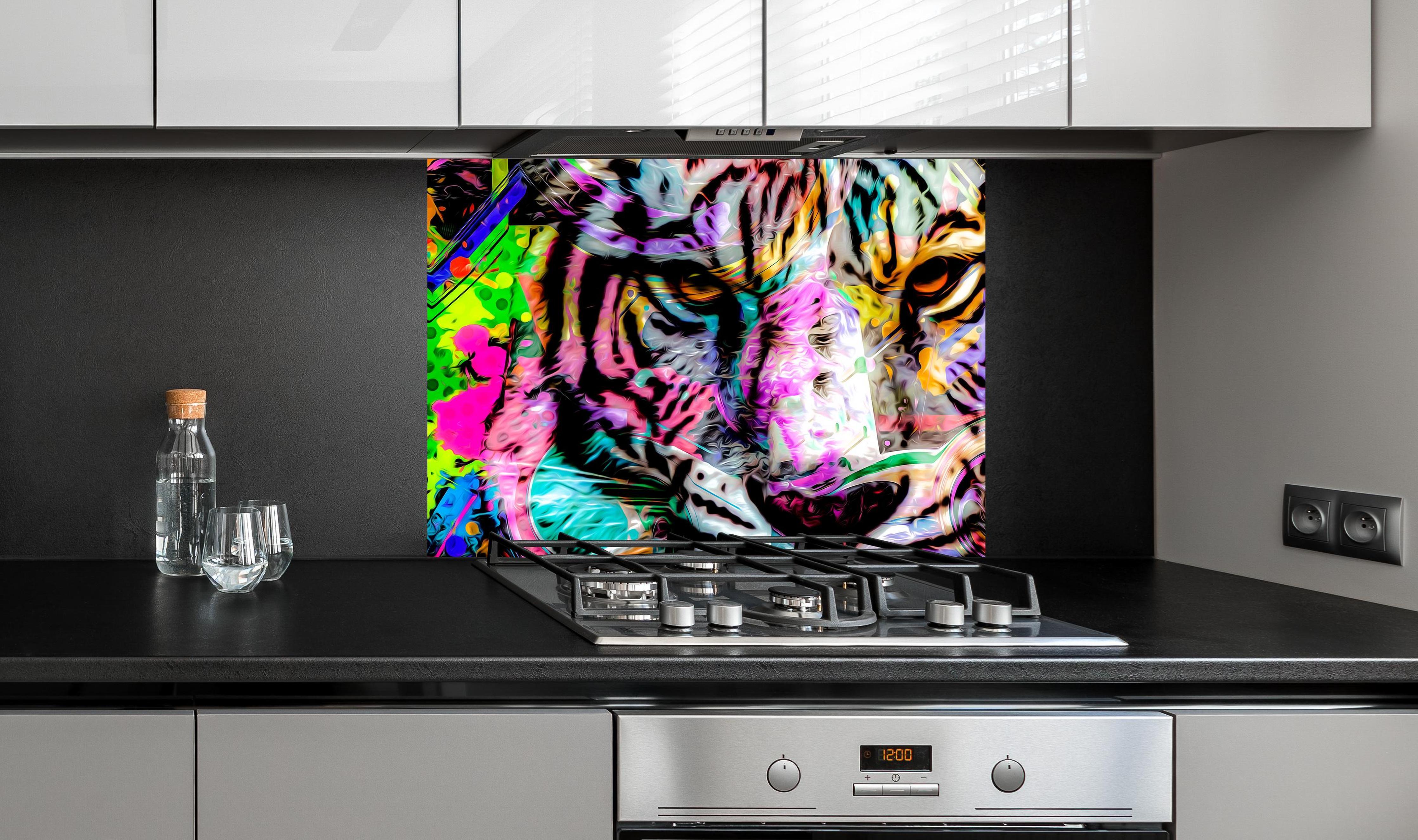 Spritzschutz - Bunter abstrakter Tigerkopf an edler Anthrazit-Wand hinter silbernem Gasherd