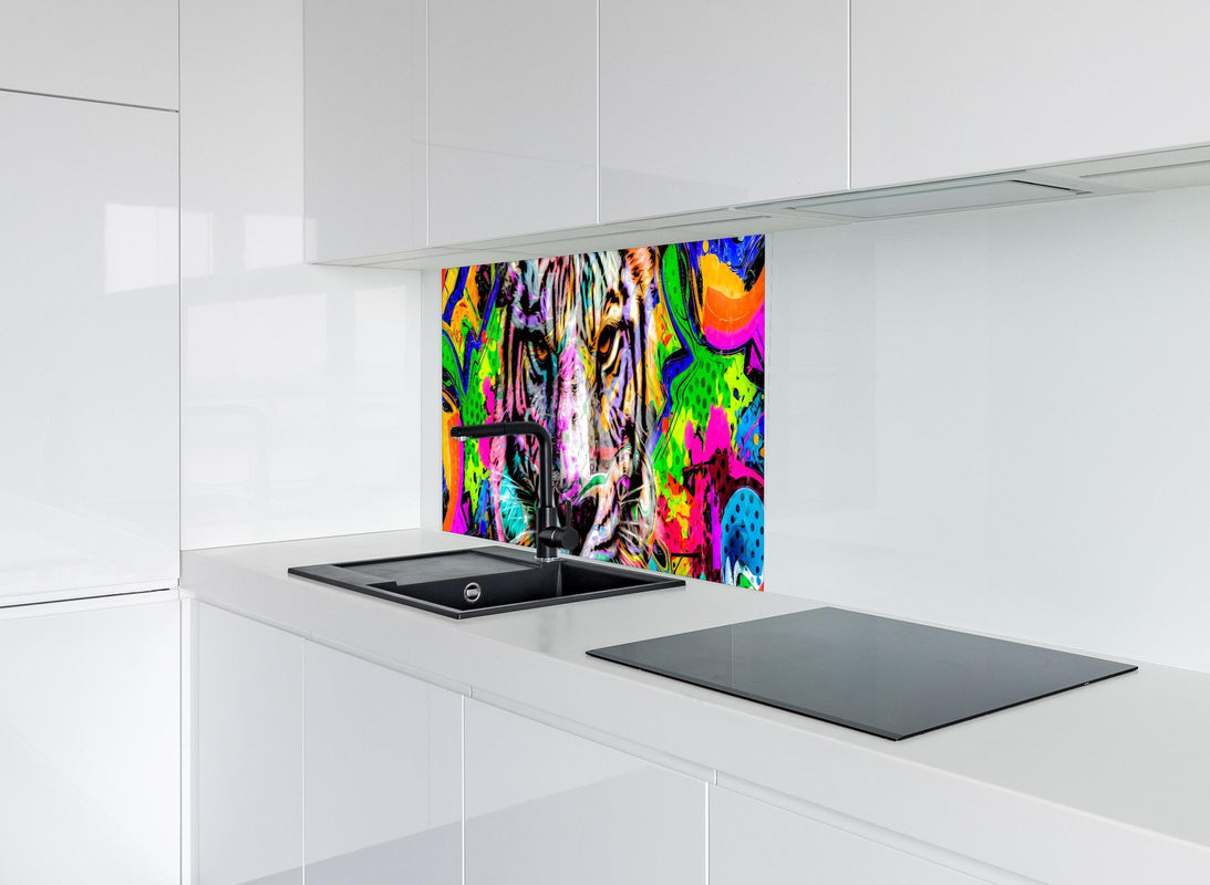 Spritzschutz - Bunter abstrakter Tigerkopf hinter modernem schwarz-matten Spülbecken in weißer Hochglanz-Küche