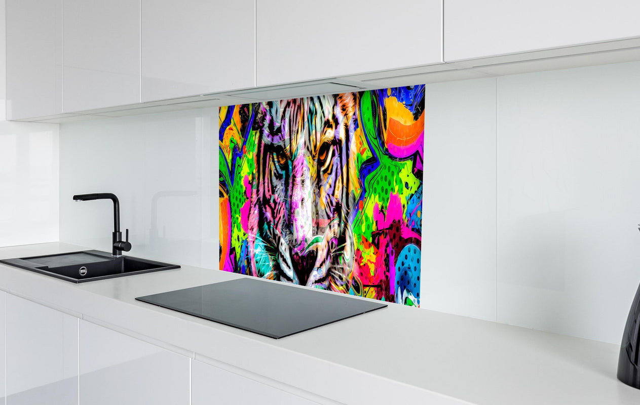 Spritzschutz - Bunter abstrakter Tigerkopf  in weißer Hochglanz-Küche hinter einem Cerankochfeld