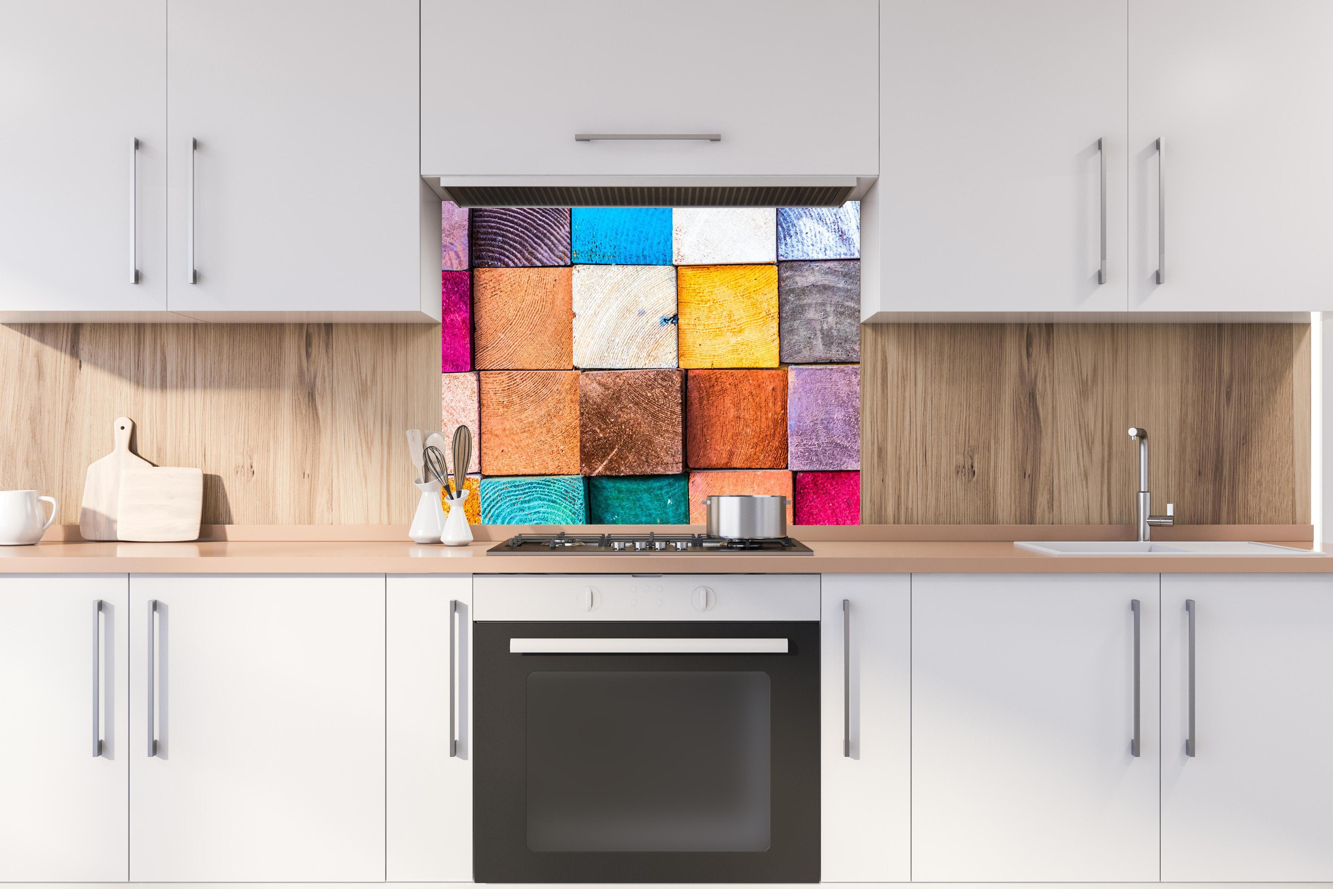 Spritzschutz - Buntes Holzstapelmuster hinter stilvollem Gasherd unter Dunstabzugshaube