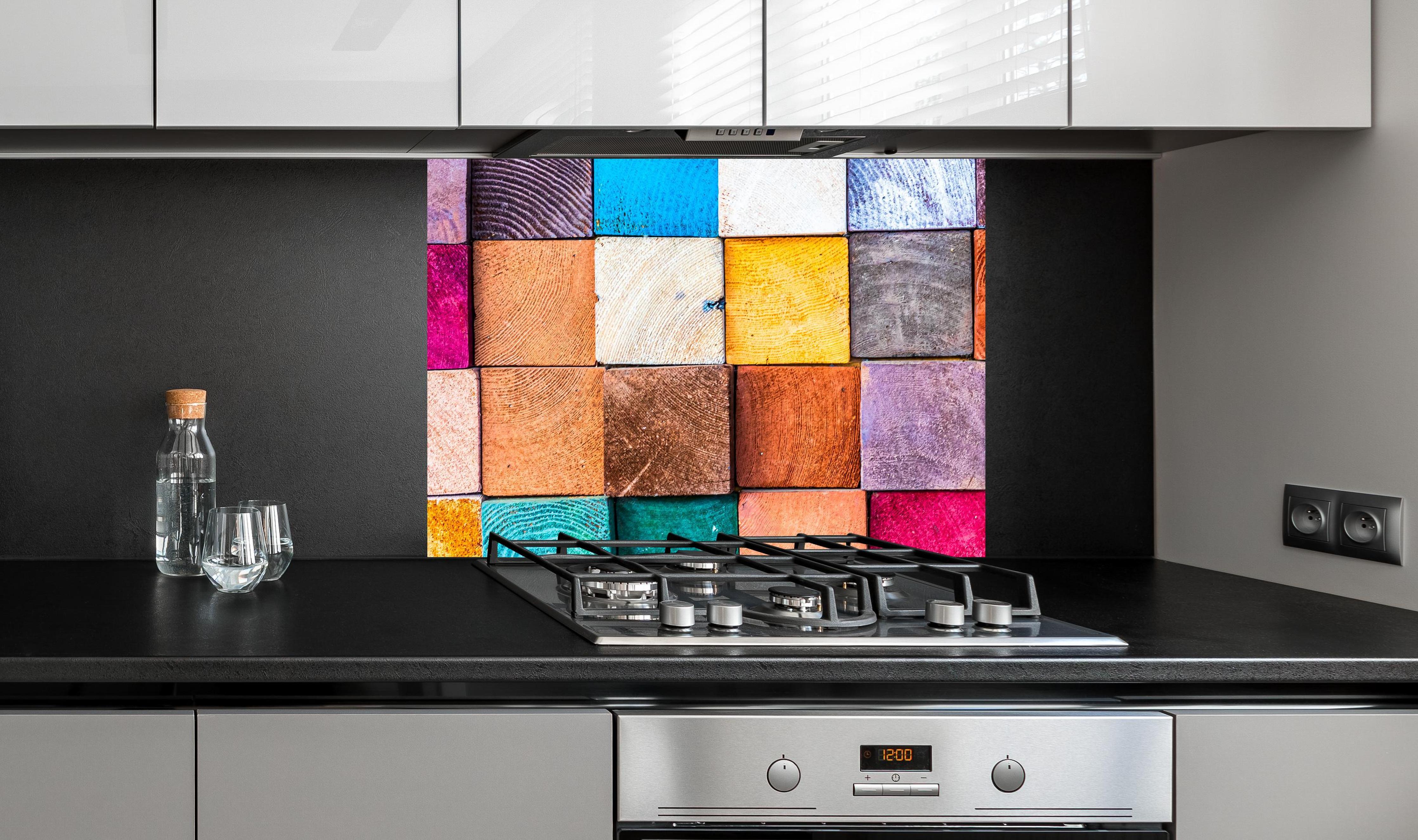Spritzschutz - Buntes Holzstapelmuster an edler Anthrazit-Wand hinter silbernem Gasherd