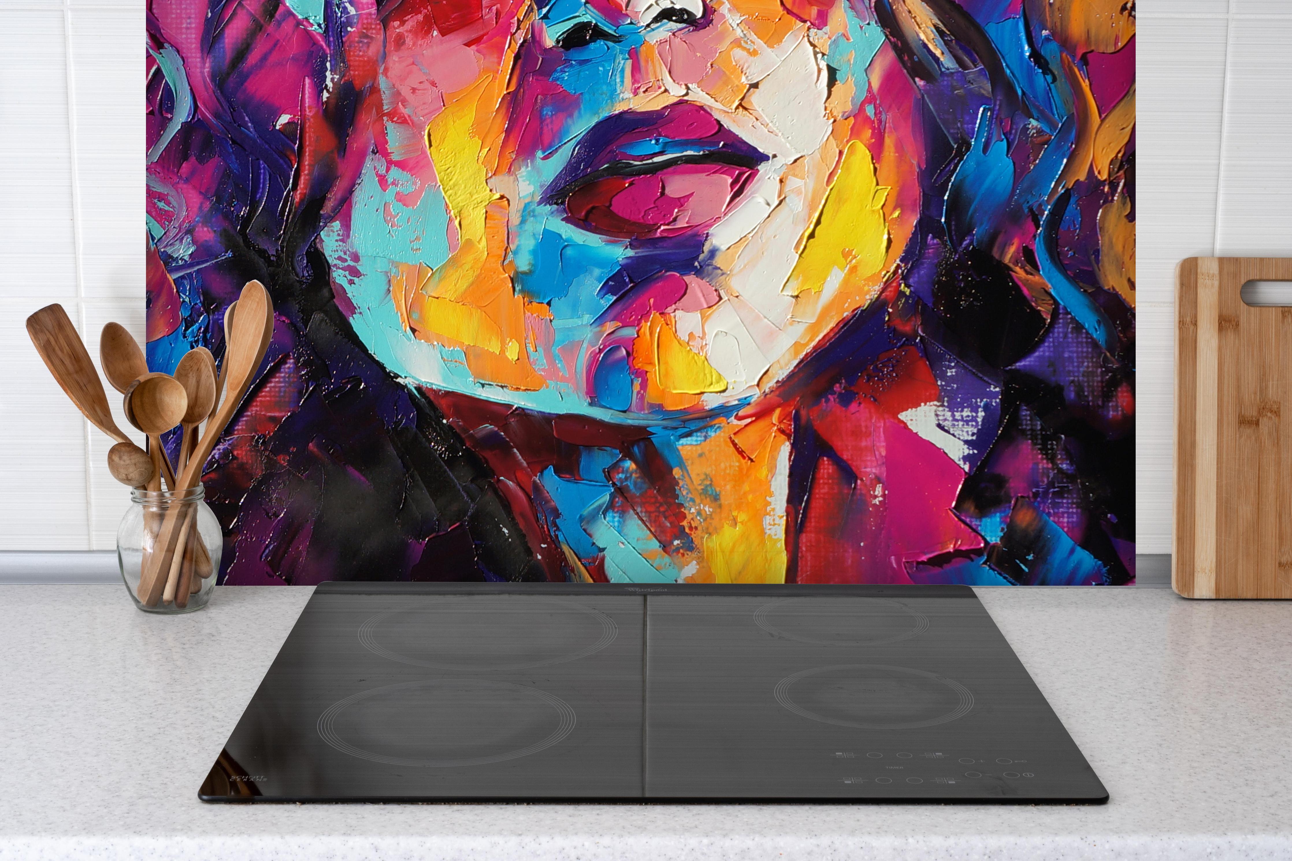 Spritzschutz - Buntes "Louise" - Ölgemälde hinter einem Cerankochfeld zwischen Holz-Kochutensilien
