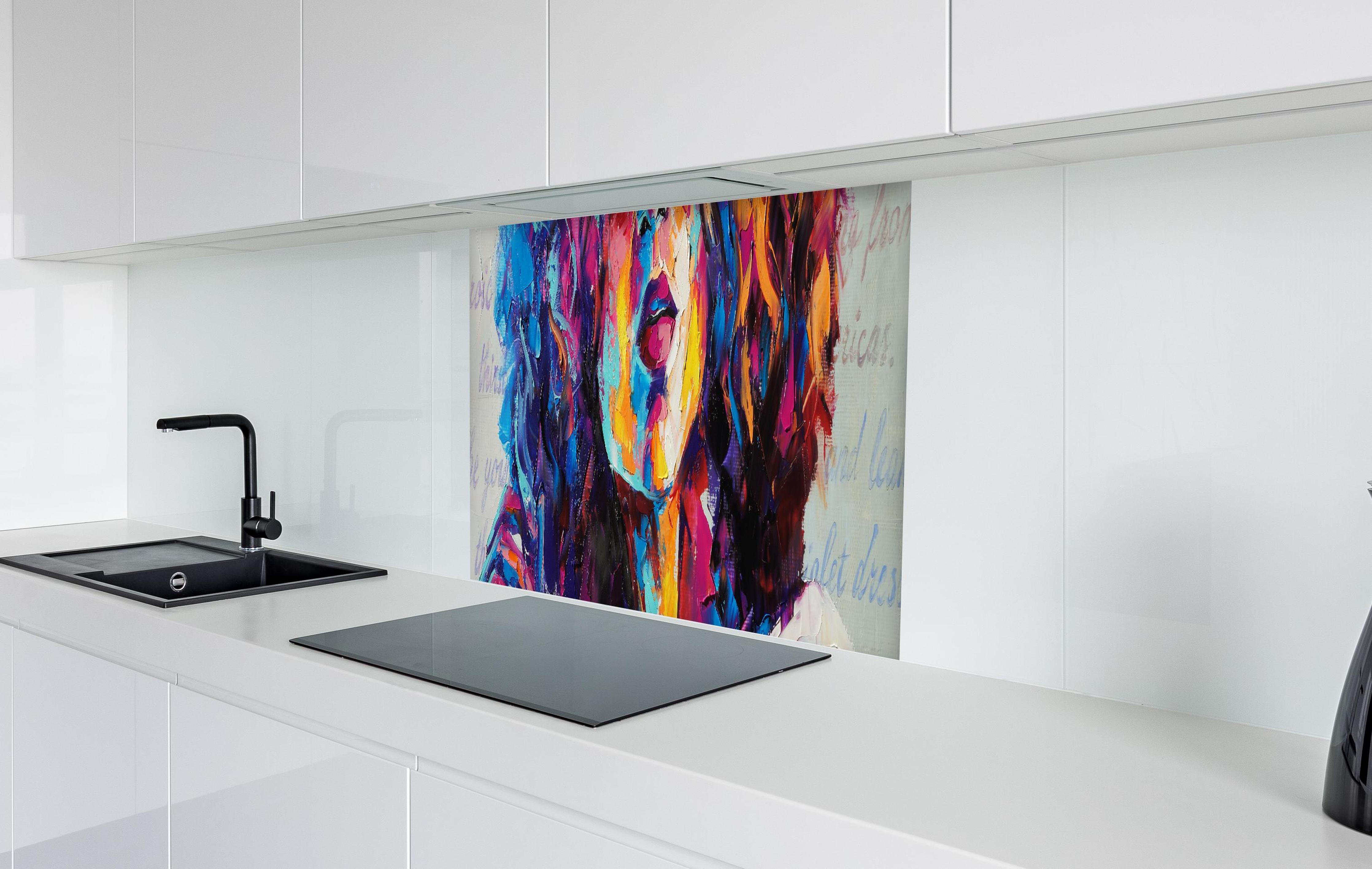 Spritzschutz - Buntes "Louise" - Ölgemälde  in weißer Hochglanz-Küche hinter einem Cerankochfeld