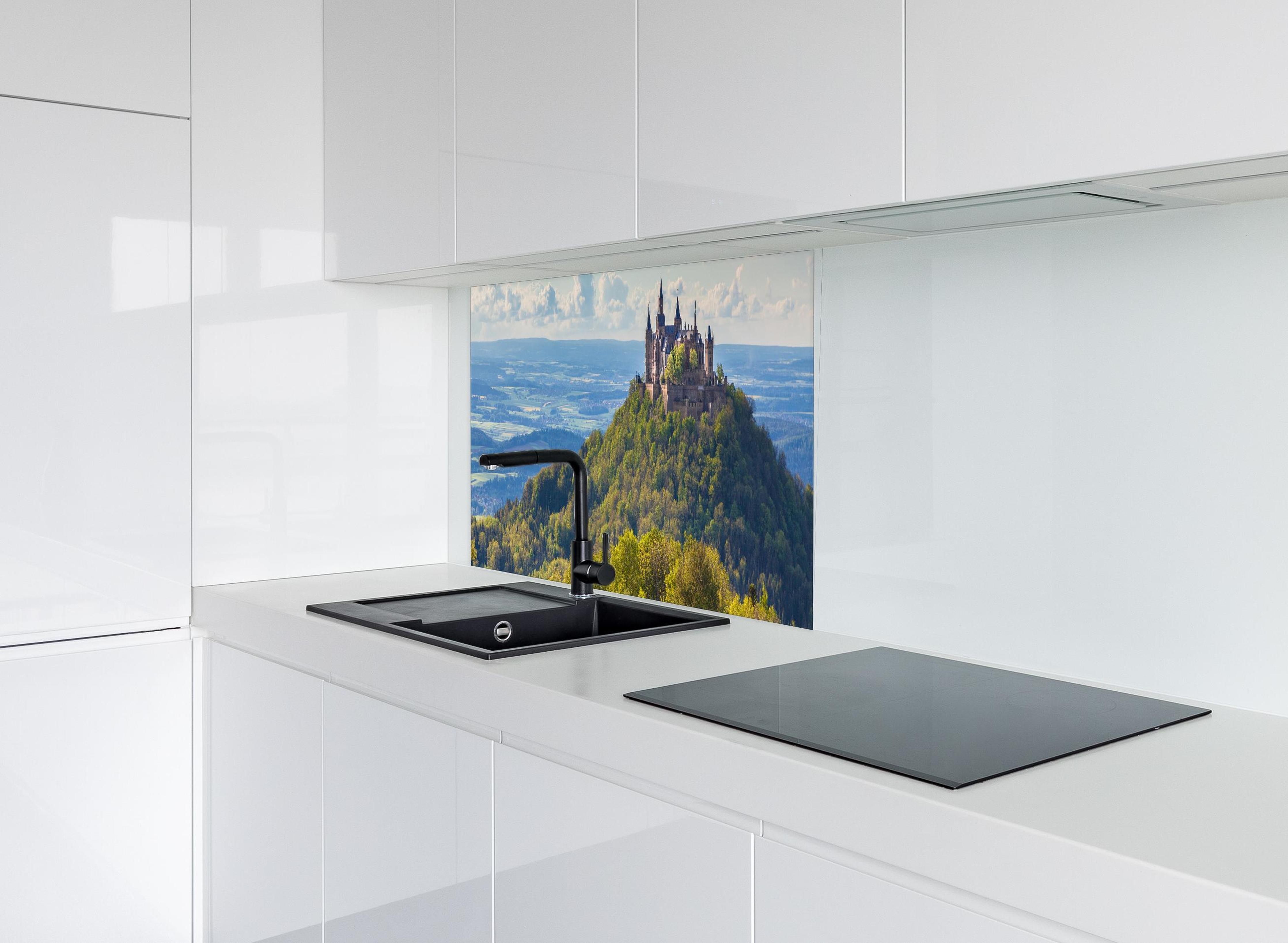 Spritzschutz - Burg Hohenzollern mit gelblichen Wald hinter modernem schwarz-matten Spülbecken in weißer Hochglanz-Küche