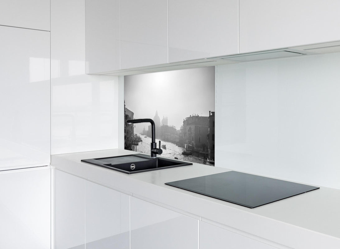 Spritzschutz - Canal Grande in Schwarz-weiß hinter modernem schwarz-matten Spülbecken in weißer Hochglanz-Küche