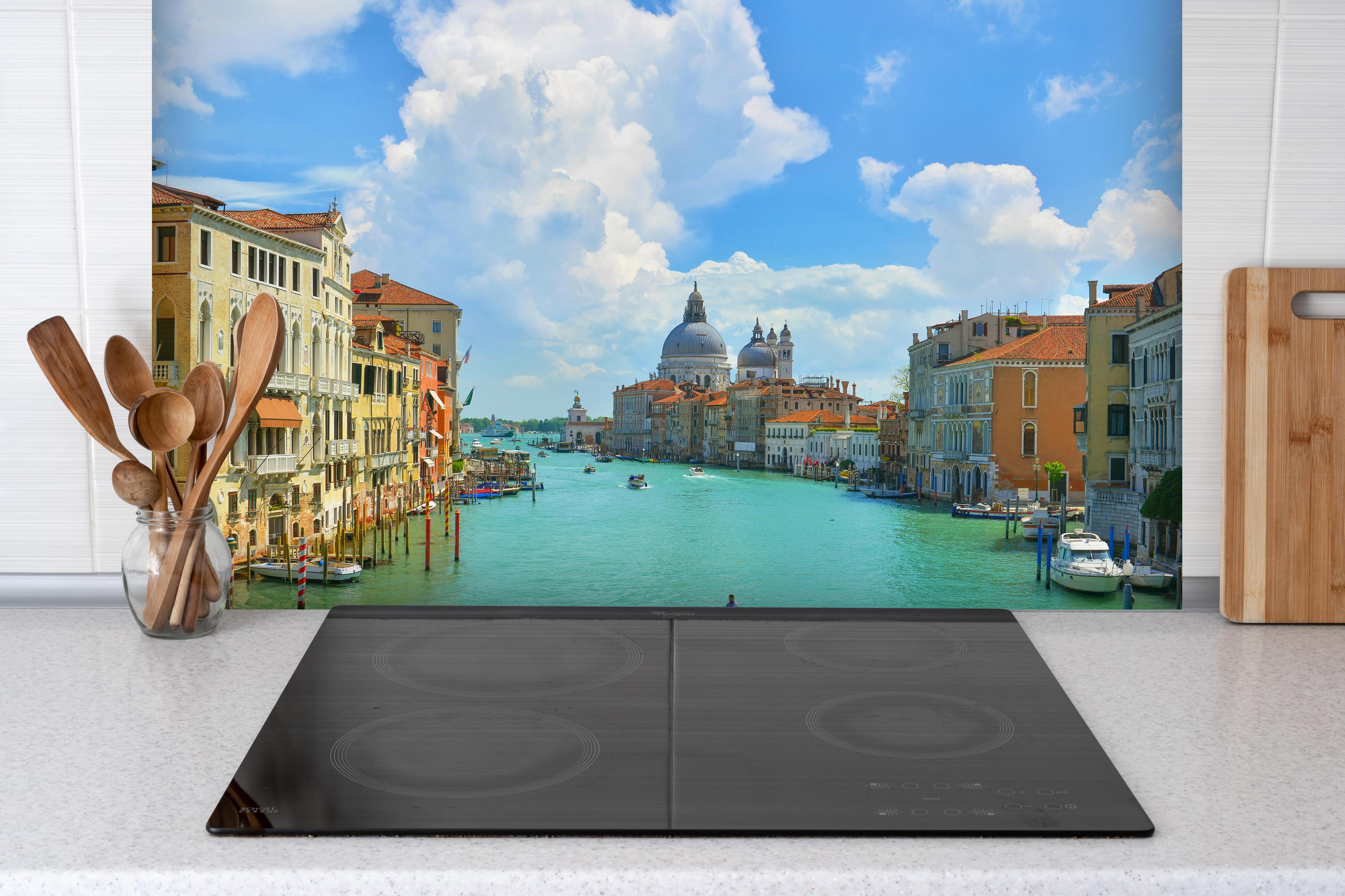 Spritzschutz - Canal Grande in Venedig bei Tag hinter einem Cerankochfeld zwischen Holz-Kochutensilien
