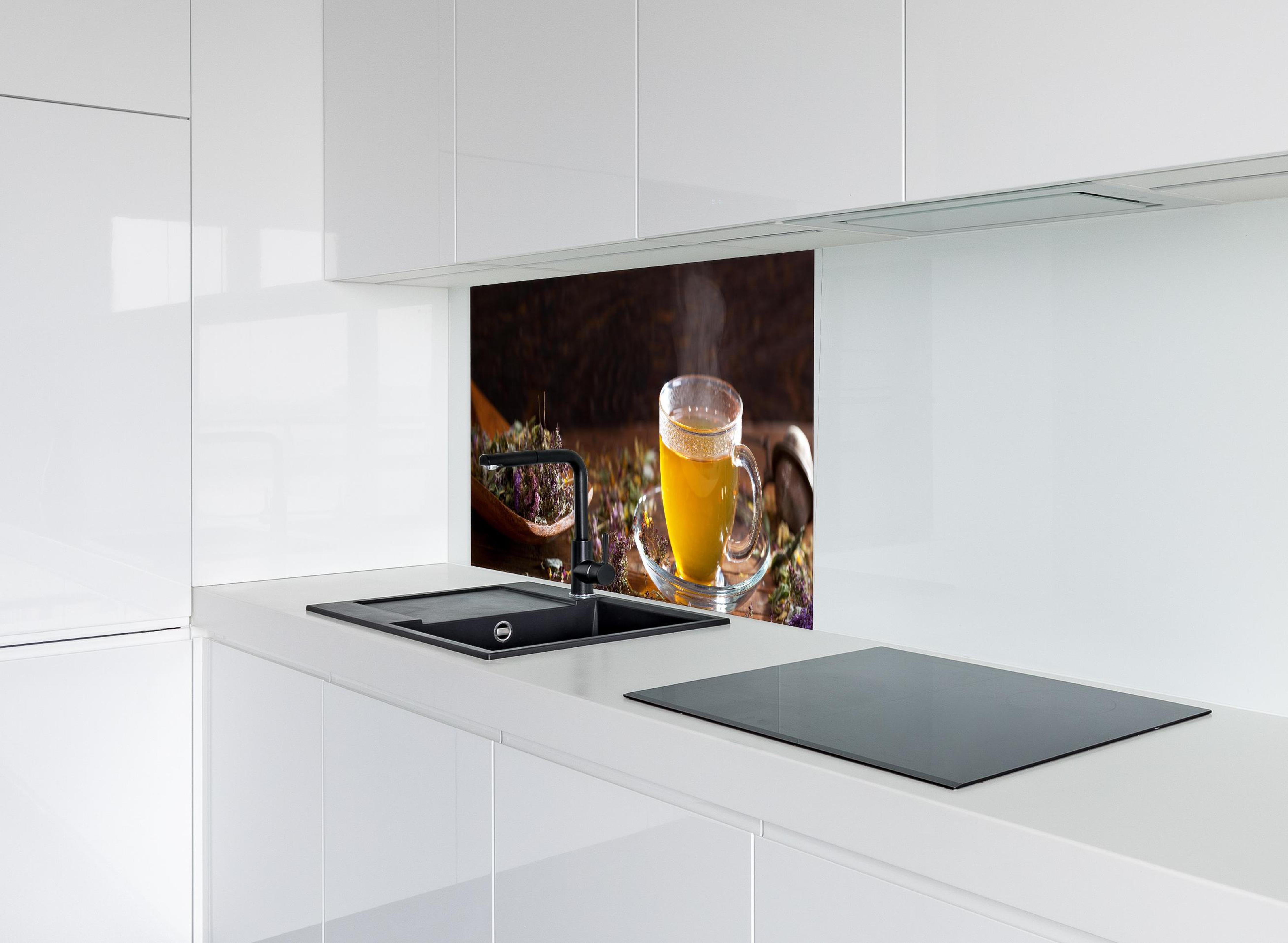 Spritzschutz - Dampfende Tasse Tee mit Kräutern hinter modernem schwarz-matten Spülbecken in weißer Hochglanz-Küche