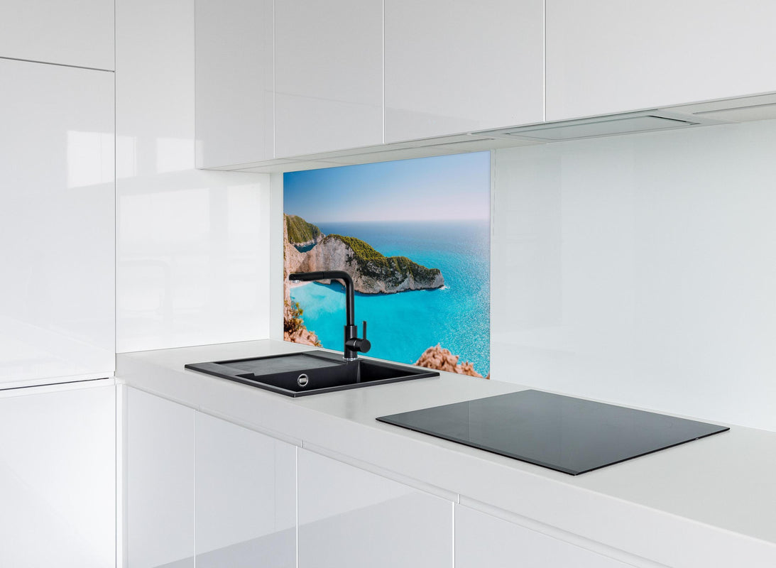 Spritzschutz - Der Strand von Navagio - Griechenland hinter modernem schwarz-matten Spülbecken in weißer Hochglanz-Küche
