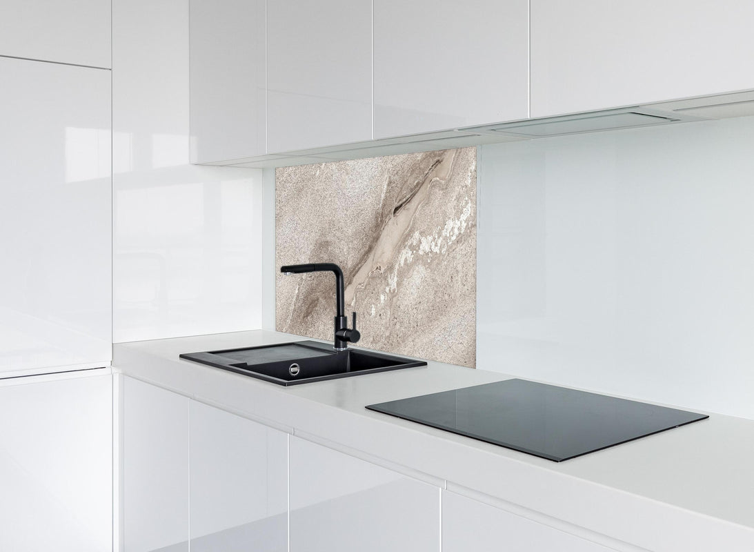 Spritzschutz - Diana royal polierter Marmor hinter modernem schwarz-matten Spülbecken in weißer Hochglanz-Küche