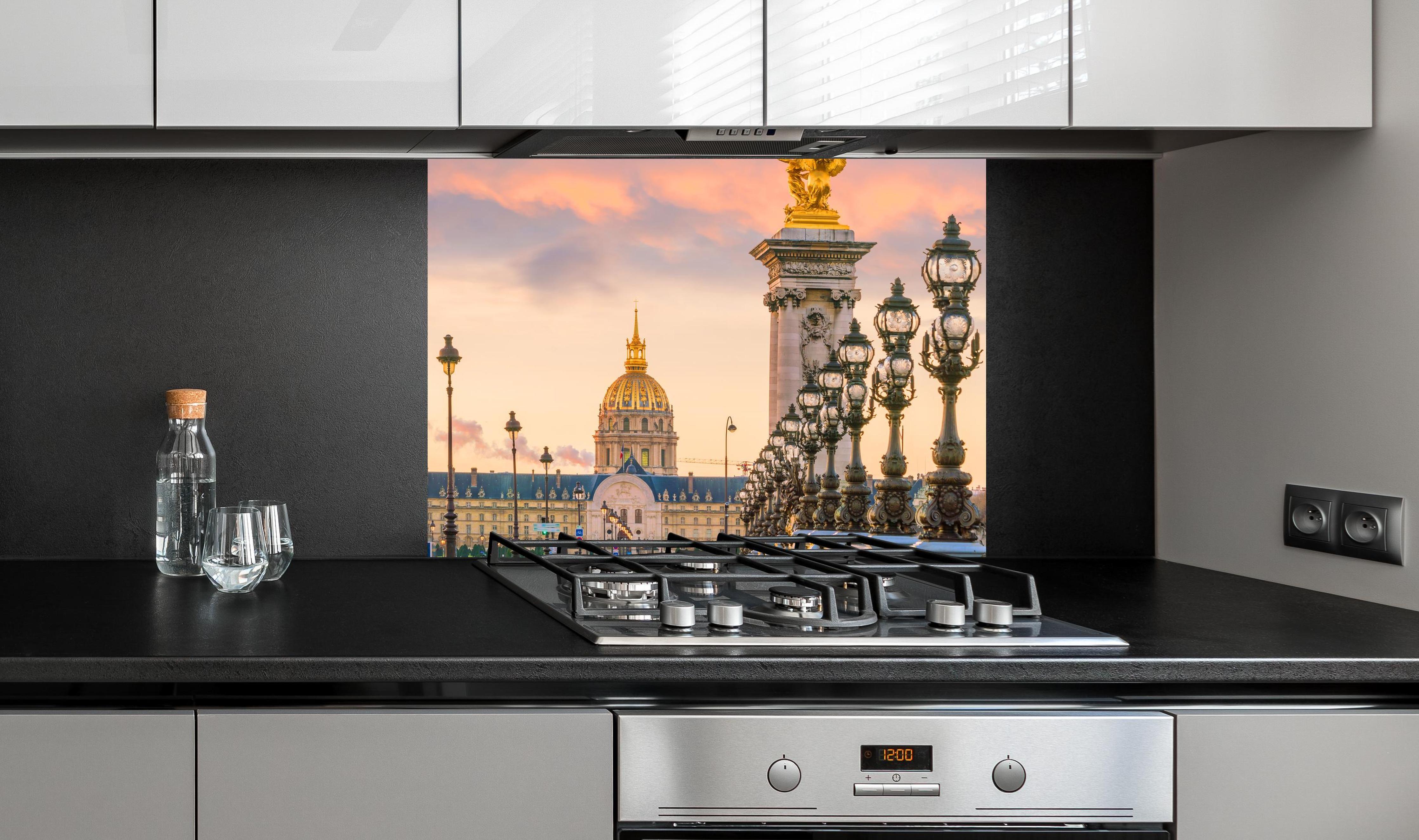 Spritzschutz - Die Pont Alexandre III Brücke über die Seine in Paris an edler Anthrazit-Wand hinter silbernem Gasherd