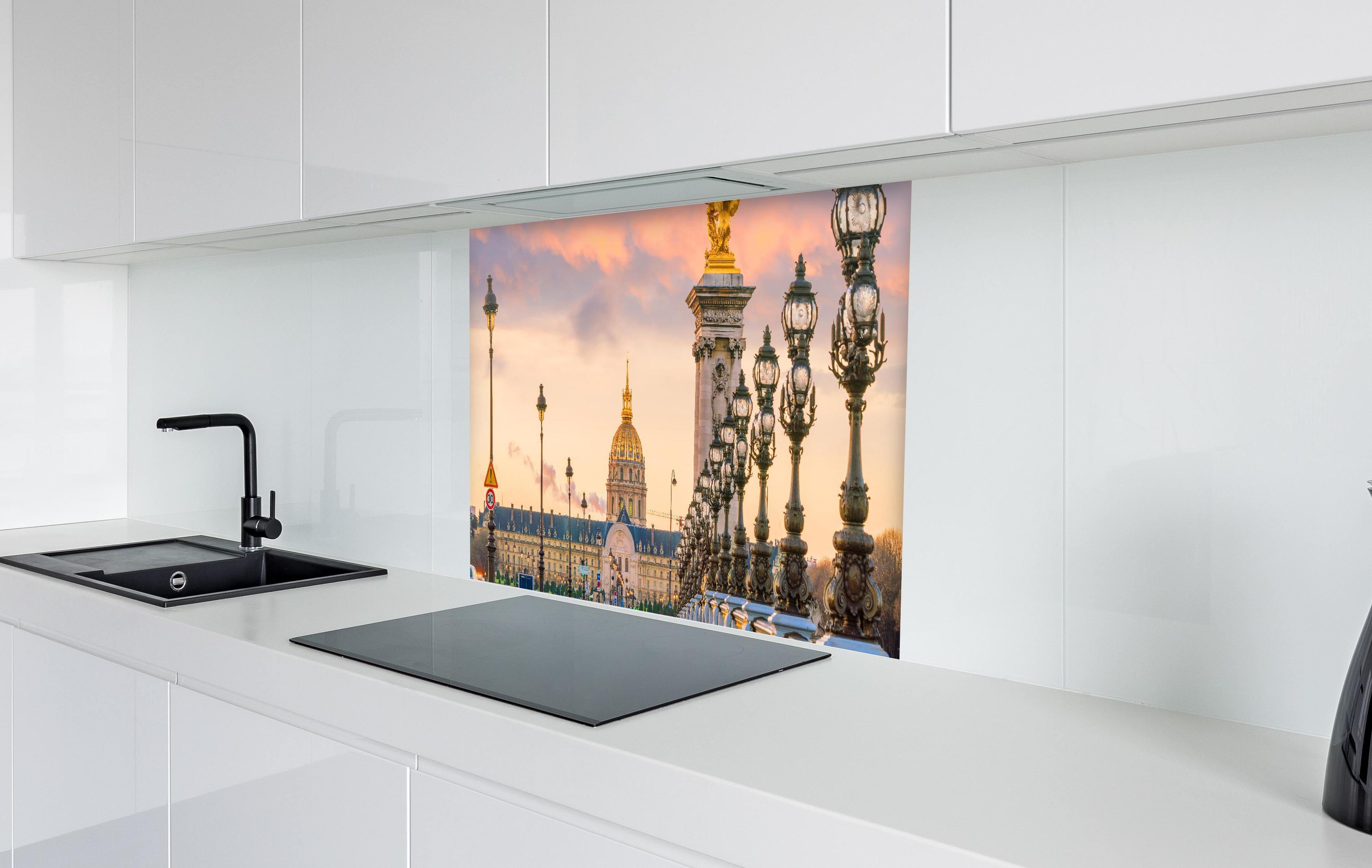 Spritzschutz - Die Pont Alexandre III Brücke über die Seine in Paris  in weißer Hochglanz-Küche hinter einem Cerankochfeld