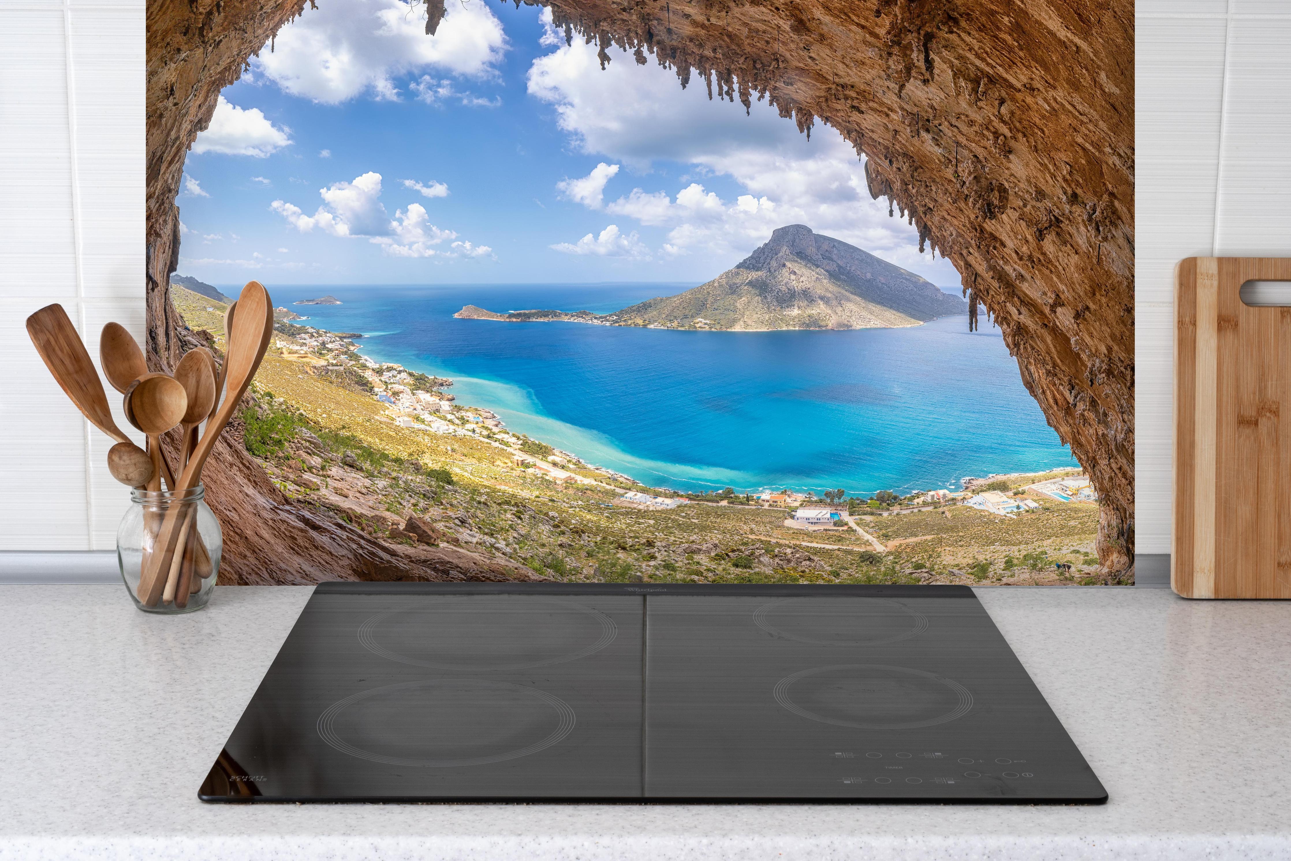 Spritzschutz - Die berühmte Grande Grotta mit Blick aufs Meer hinter einem Cerankochfeld zwischen Holz-Kochutensilien
