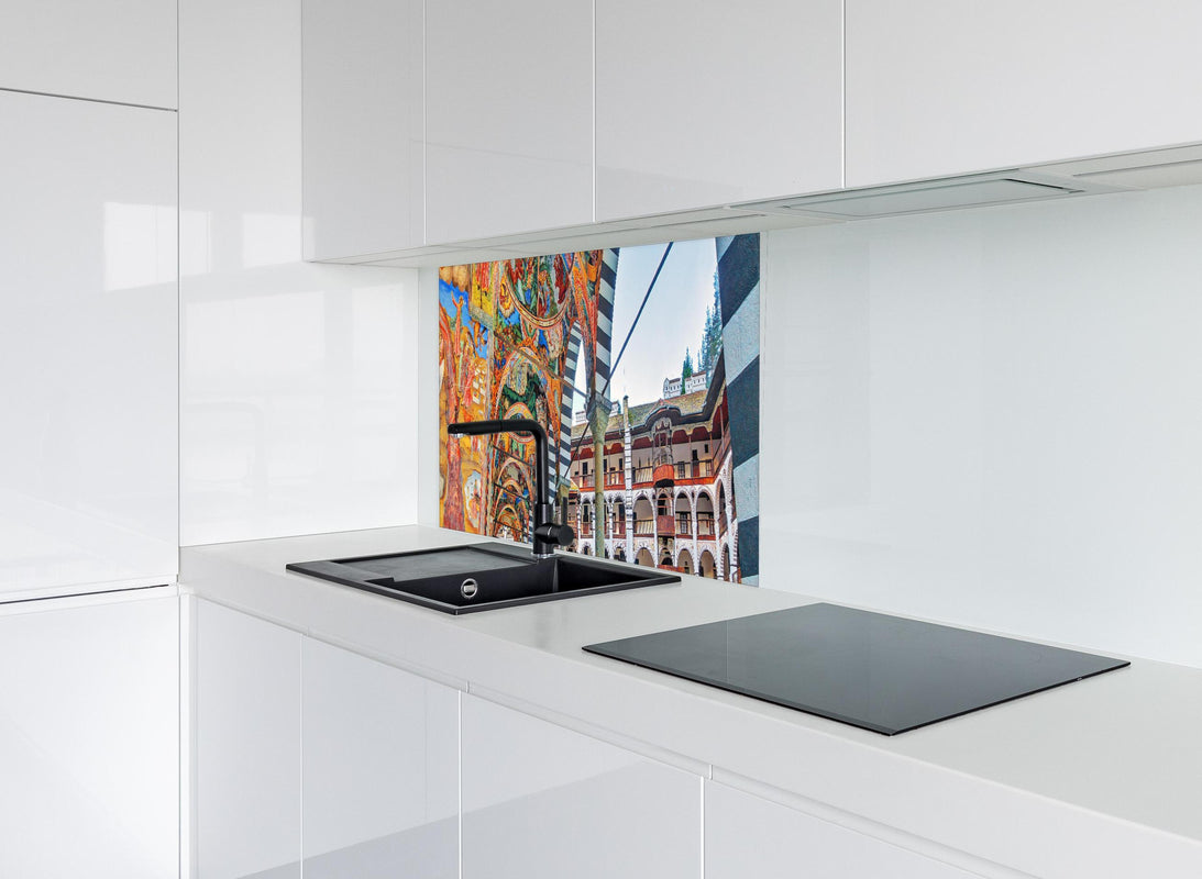 Spritzschutz - Die lebendige Dekoration des Rila-Mo hinter modernem schwarz-matten Spülbecken in weißer Hochglanz-Küche