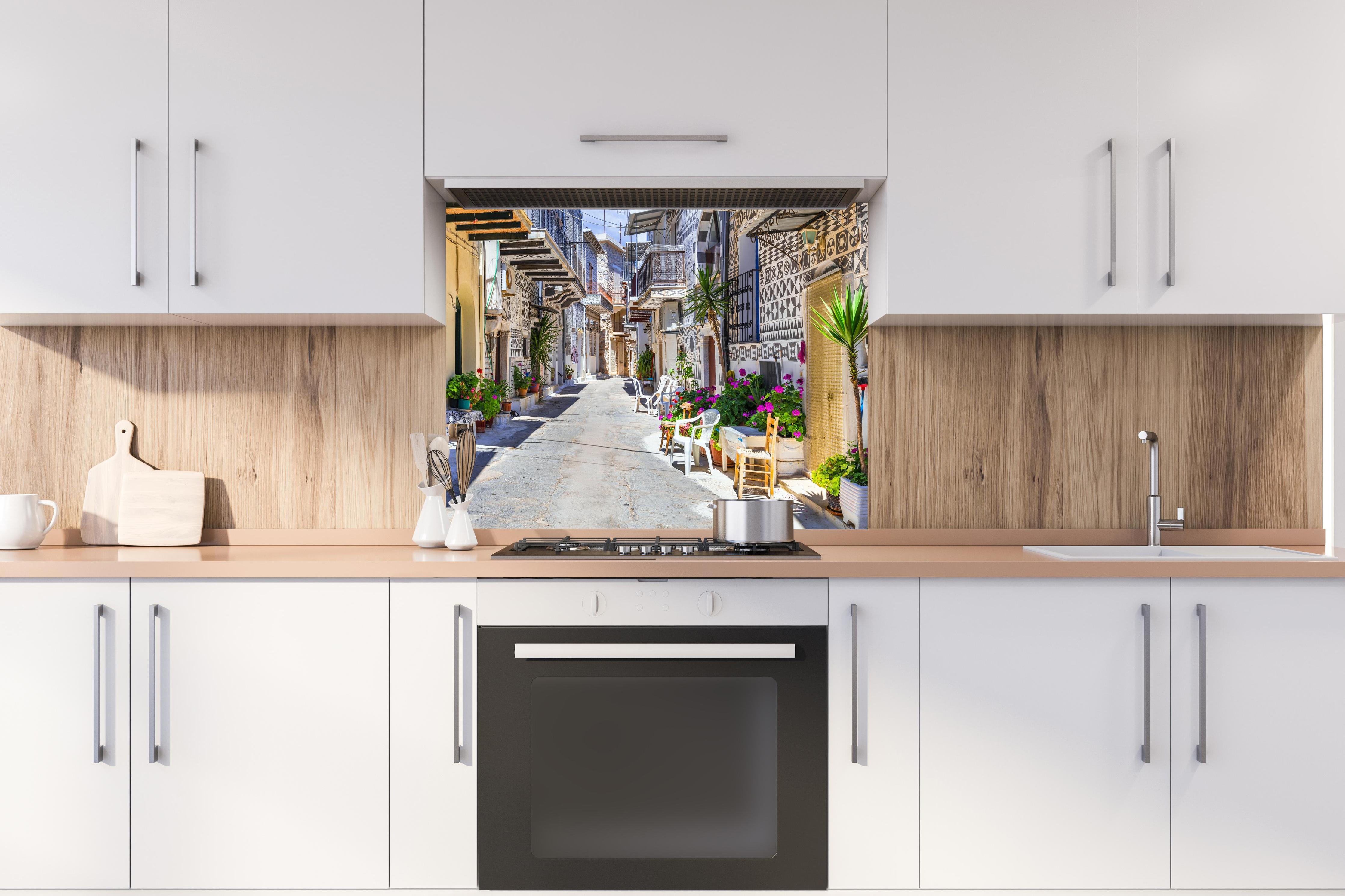 Spritzschutz - Dorf Pyrgi in Griechenland hinter stilvollem Gasherd unter Dunstabzugshaube