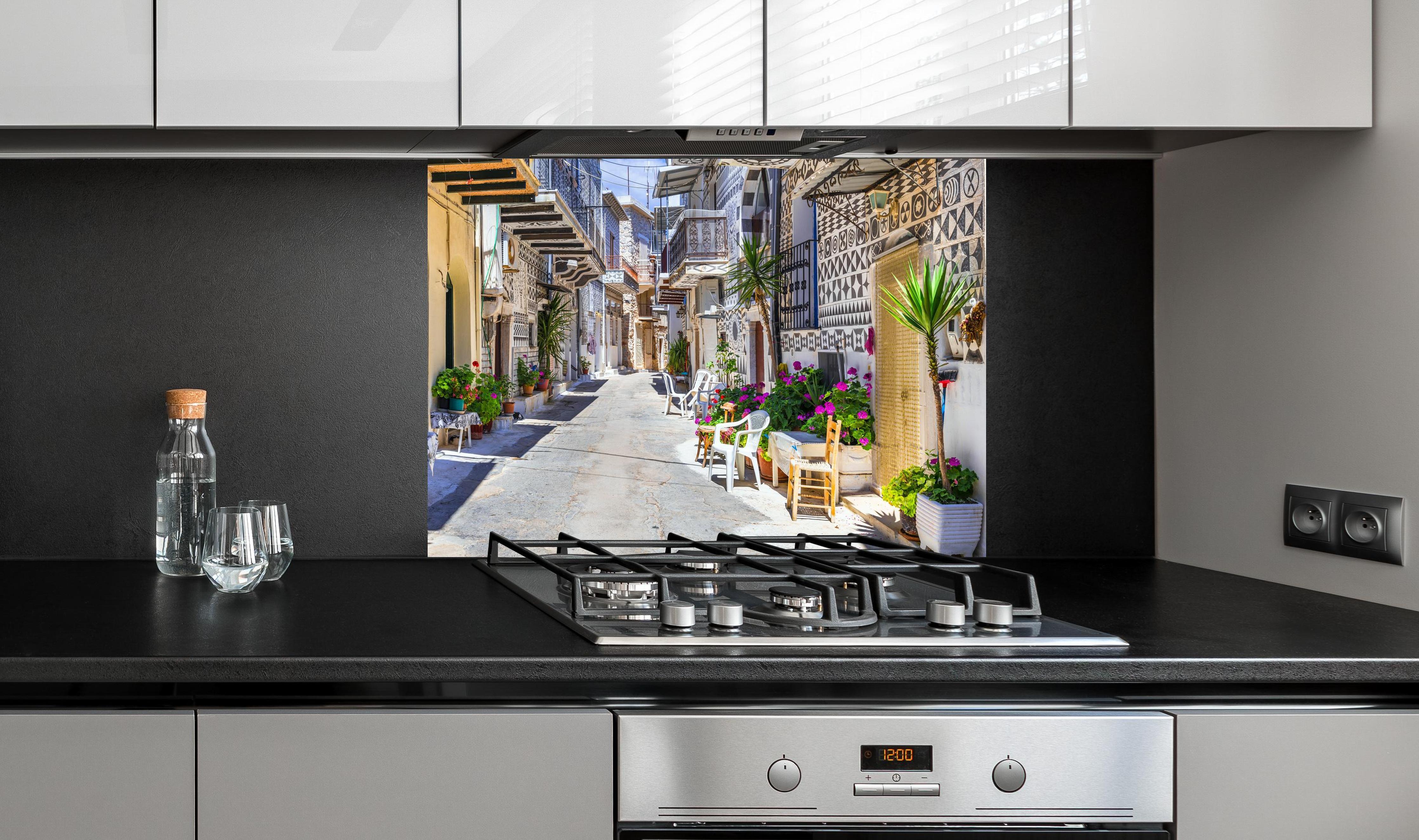 Spritzschutz - Dorf Pyrgi in Griechenland an edler Anthrazit-Wand hinter silbernem Gasherd