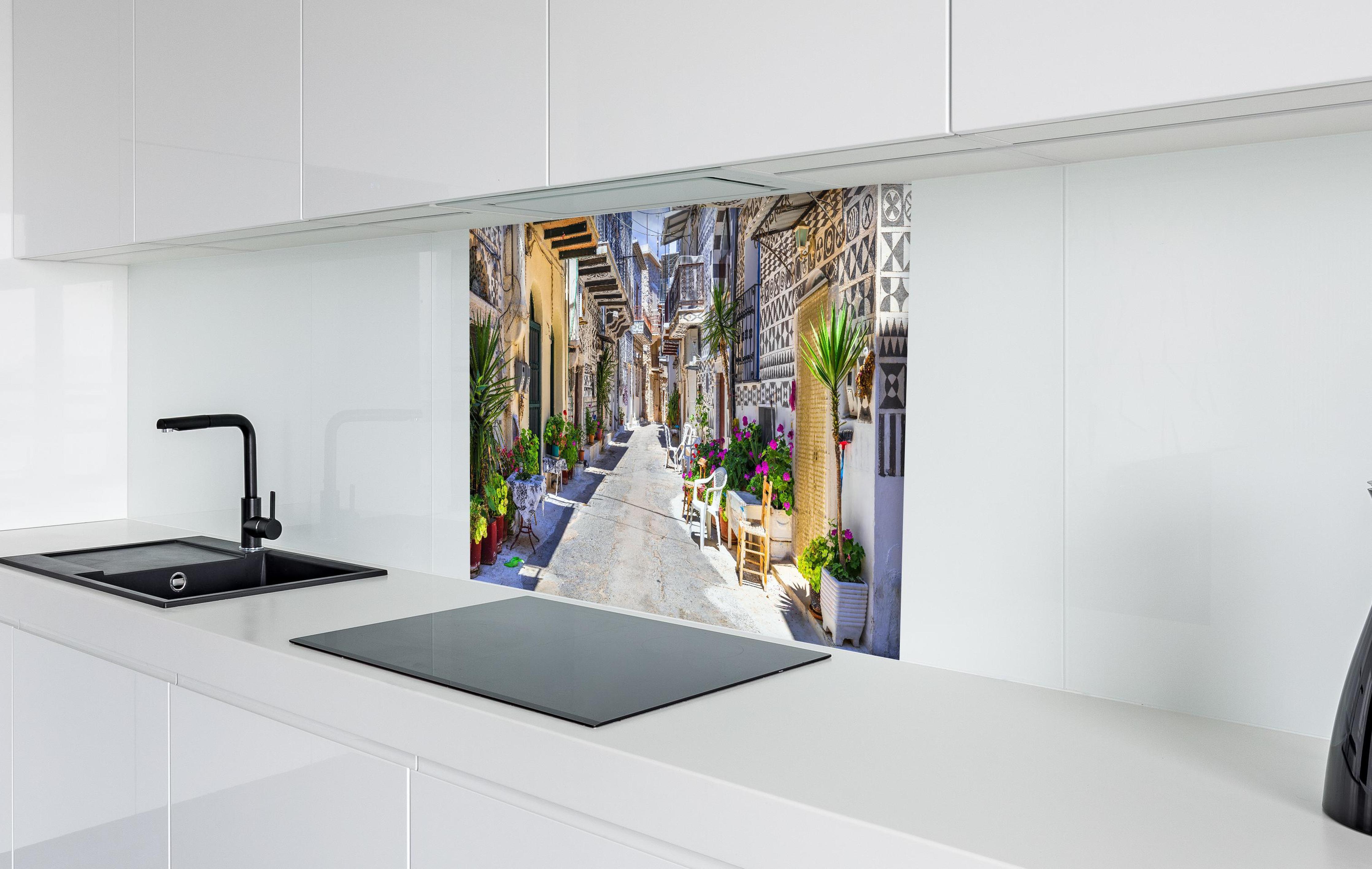 Spritzschutz - Dorf Pyrgi in Griechenland  in weißer Hochglanz-Küche hinter einem Cerankochfeld