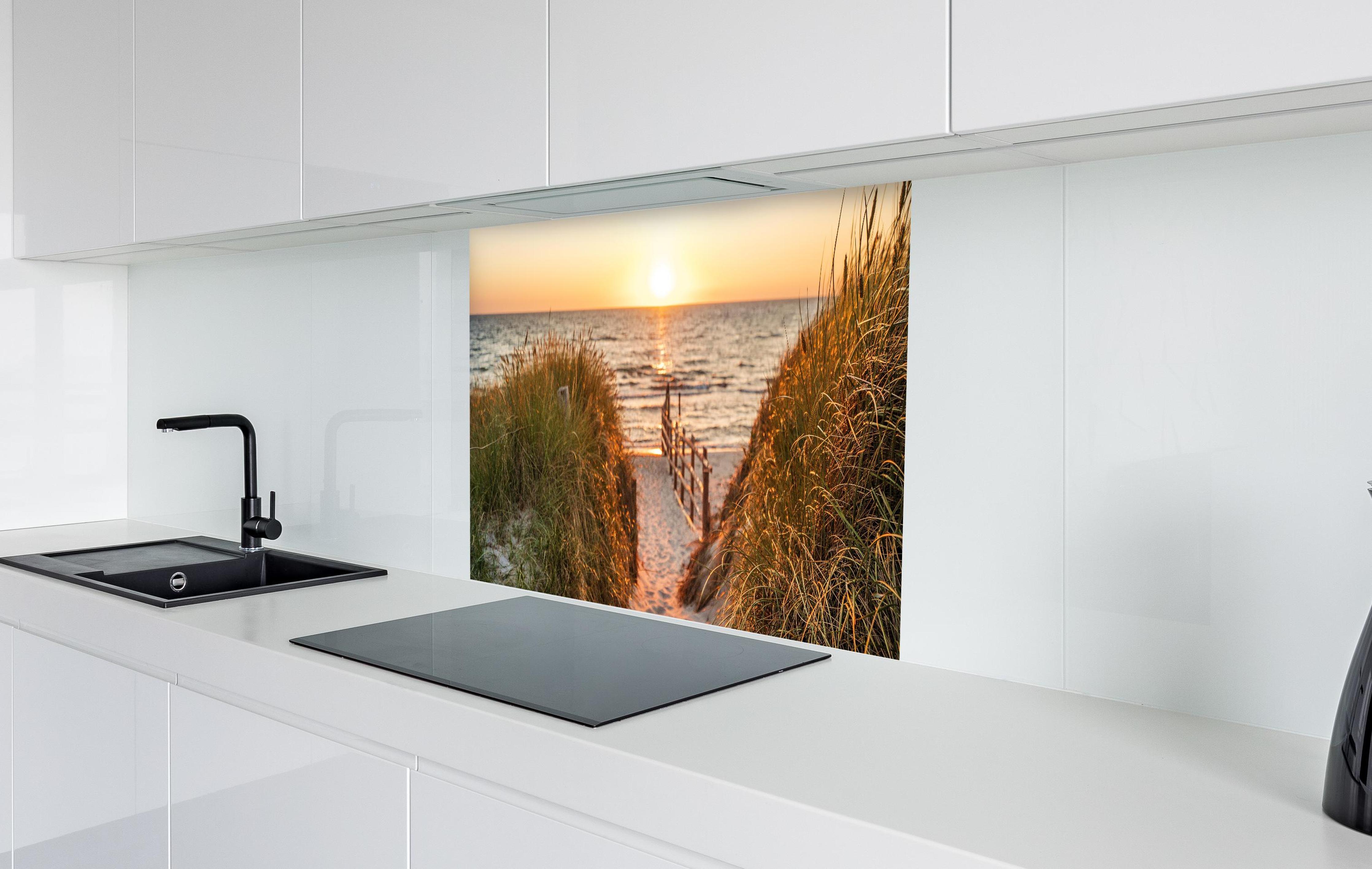 Spritzschutz - Dünen am Strand an der Nordsee bei Sonnenuntergang  in weißer Hochglanz-Küche hinter einem Cerankochfeld