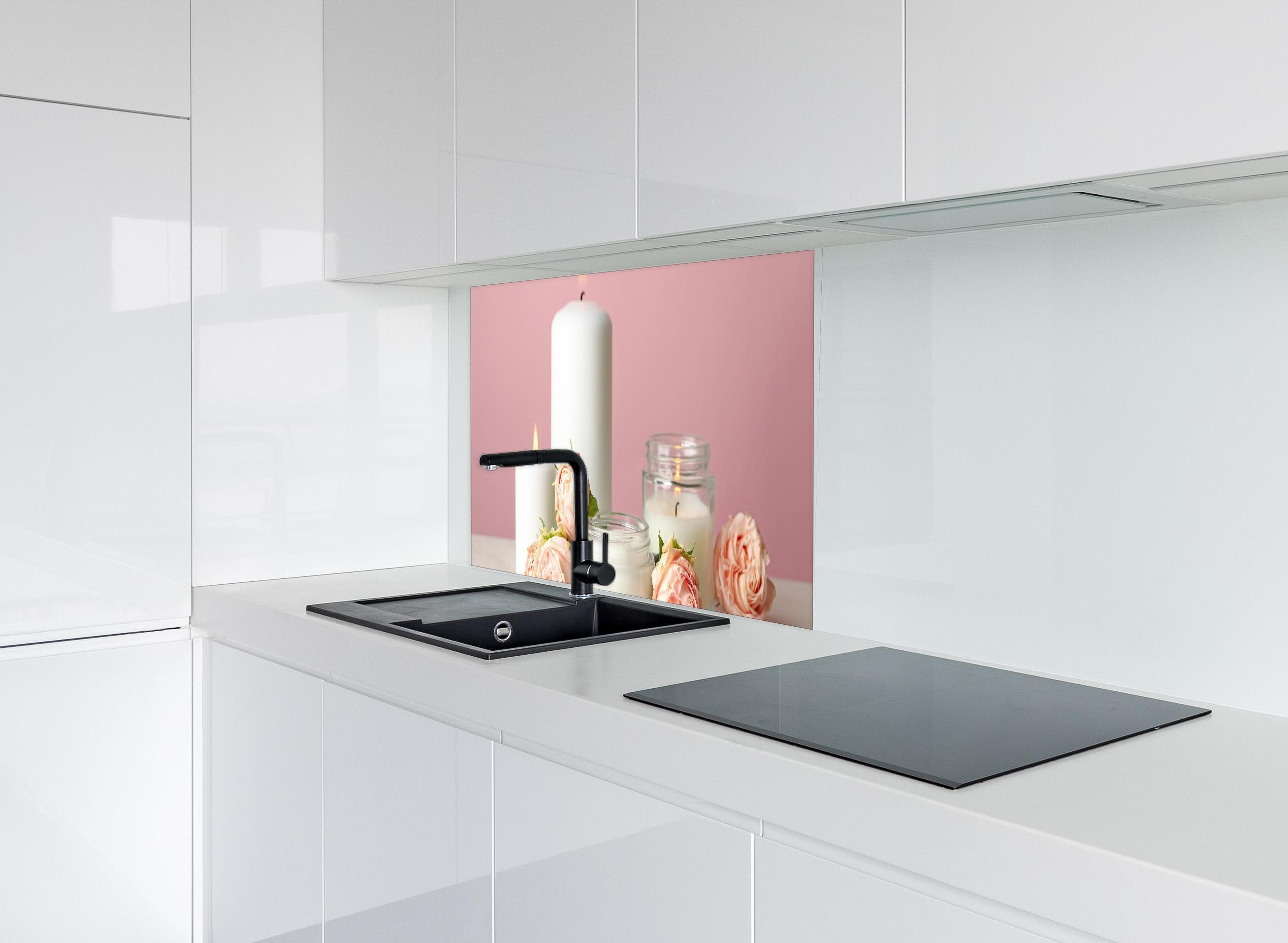 Spritzschutz - Duftkerzen und Rosen auf weißem Tisch  hinter modernem schwarz-matten Spülbecken in weißer Hochglanz-Küche