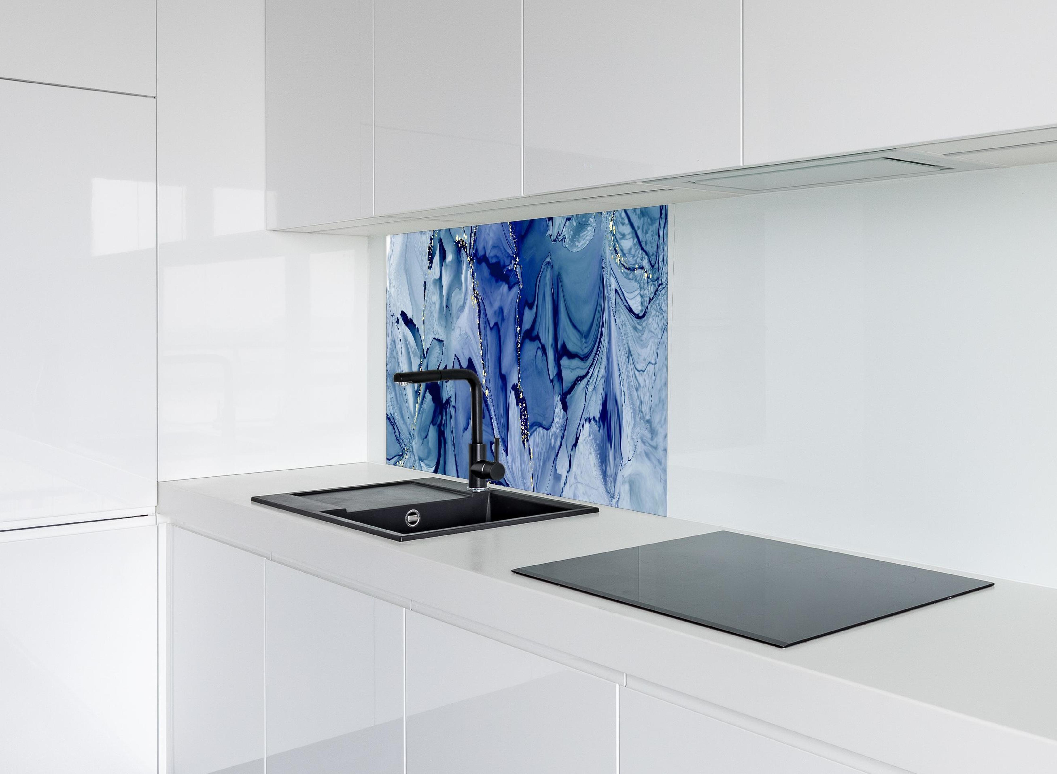Spritzschutz - Dunkelblaue Tinte mit Goldelementen hinter modernem schwarz-matten Spülbecken in weißer Hochglanz-Küche