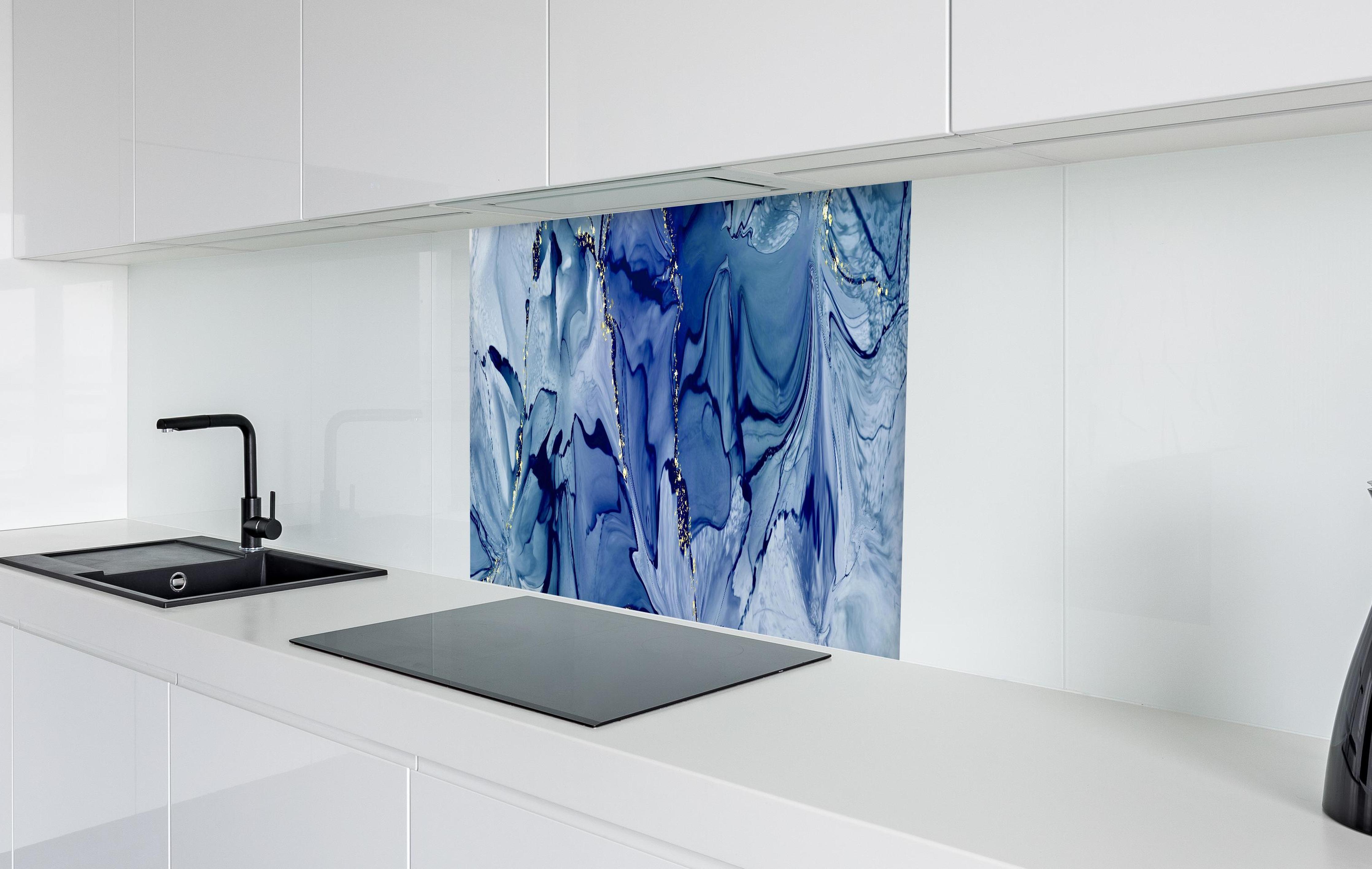 Spritzschutz - Dunkelblaue Tinte mit Goldelementen  in weißer Hochglanz-Küche hinter einem Cerankochfeld