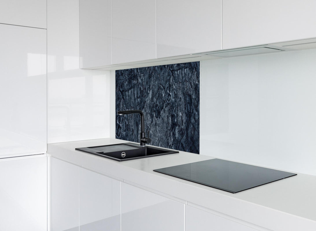 Spritzschutz - Dunkelblaue beschädigte Betonwand hinter modernem schwarz-matten Spülbecken in weißer Hochglanz-Küche