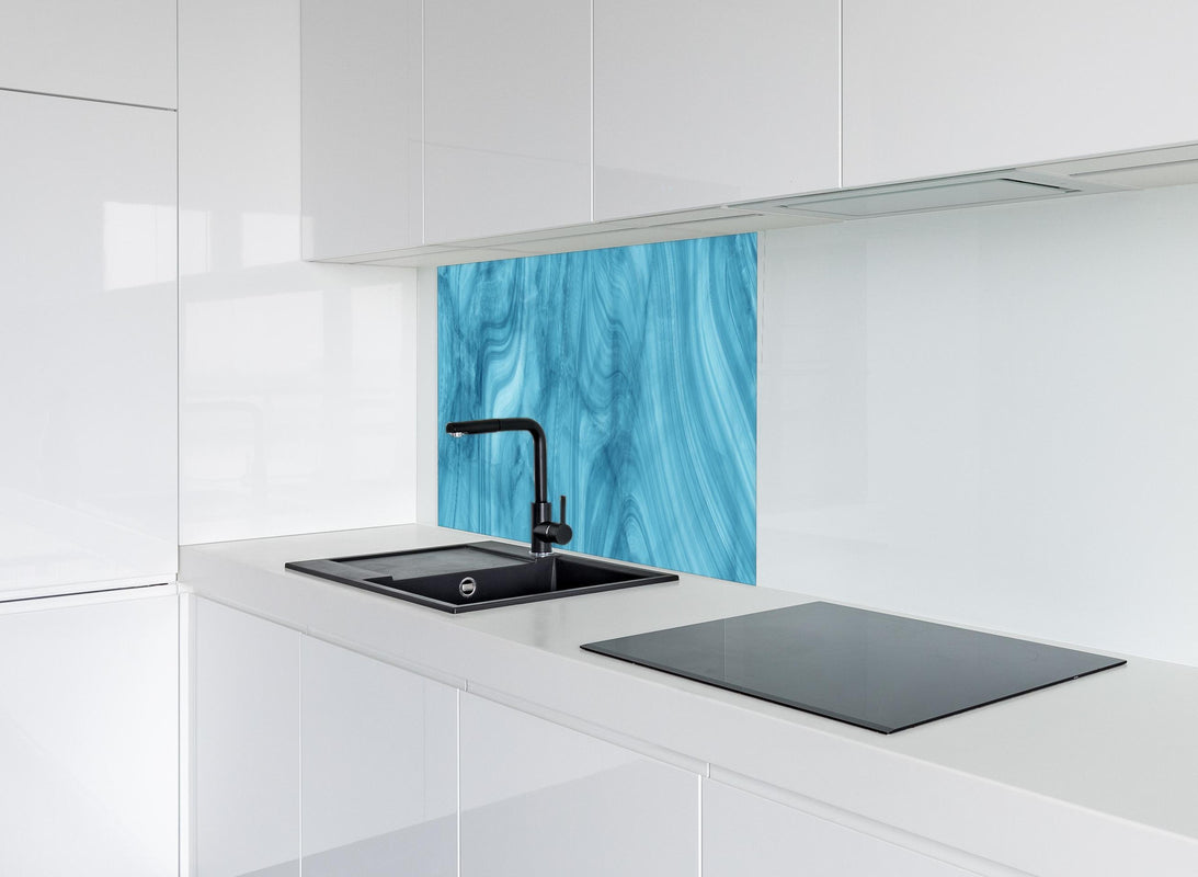 Spritzschutz - Dunkelblaues Marmor Muster hinter modernem schwarz-matten Spülbecken in weißer Hochglanz-Küche