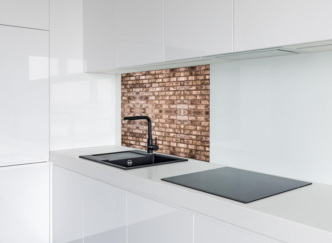 Spritzschutz - Dunkelbraune Steinmauer hinter modernem schwarz-matten Spülbecken in weißer Hochglanz-Küche