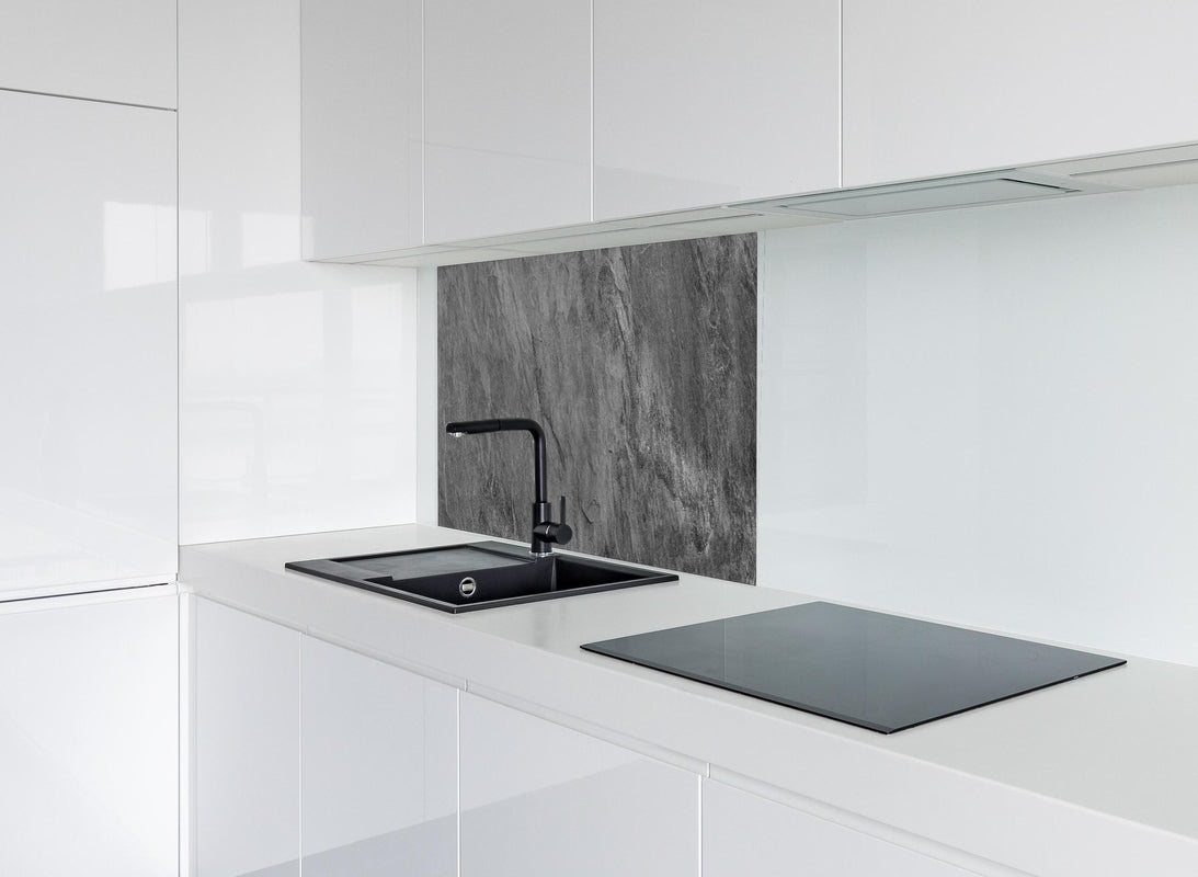 Spritzschutz - Dunkelgrauer Schiefer hinter modernem schwarz-matten Spülbecken in weißer Hochglanz-Küche