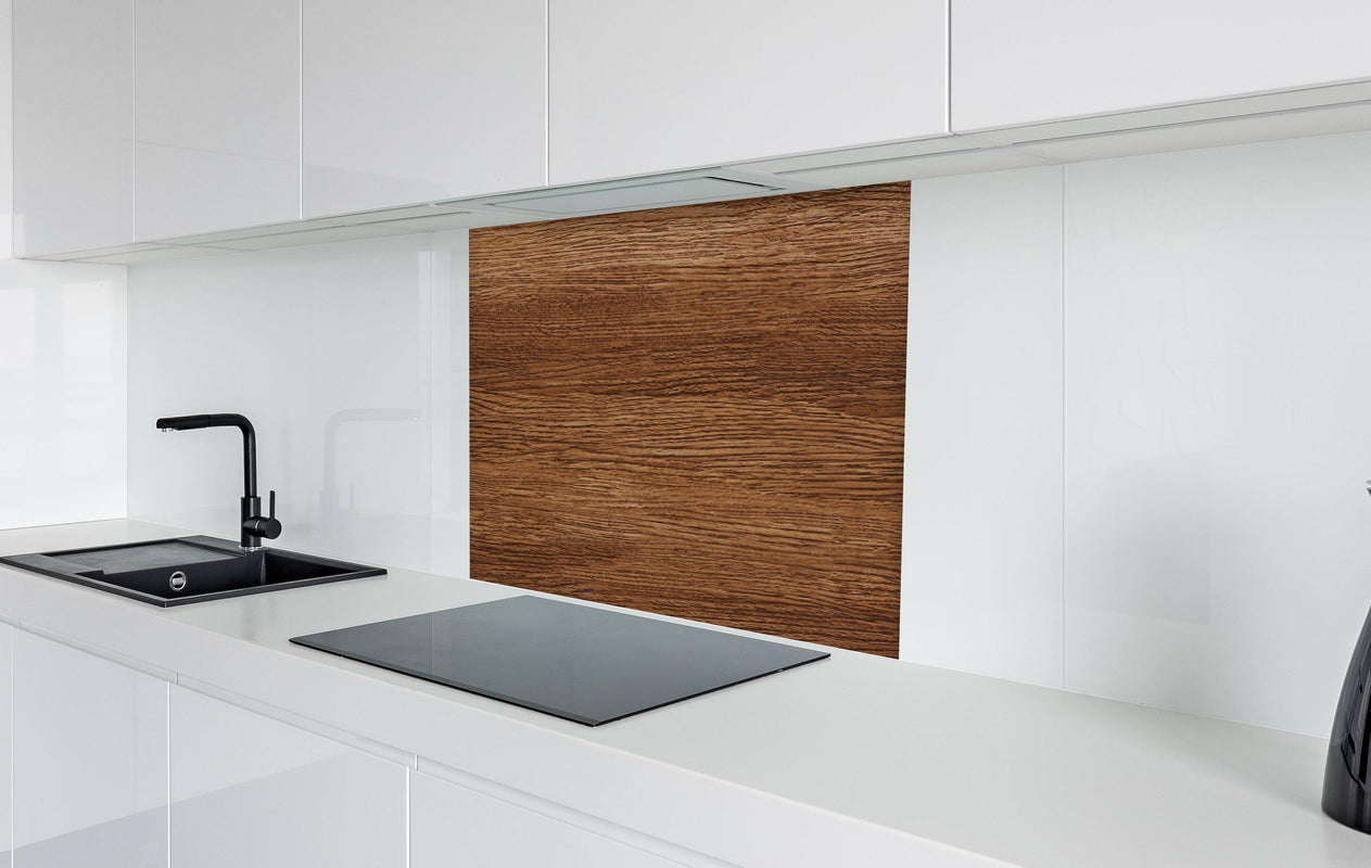 Spritzschutz - Dunkle Holzwand mit Streifenmuster  in weißer Hochglanz-Küche hinter einem Cerankochfeld