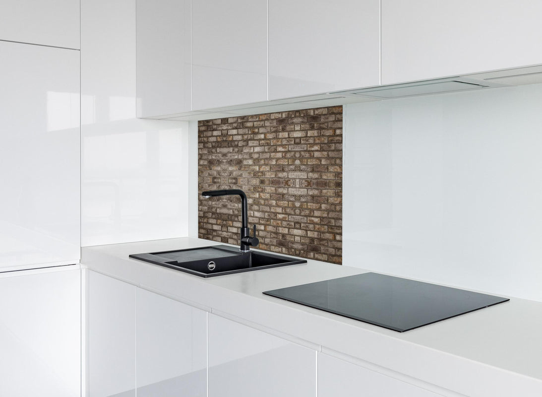 Spritzschutz - Dunkle Steinmauer hinter modernem schwarz-matten Spülbecken in weißer Hochglanz-Küche