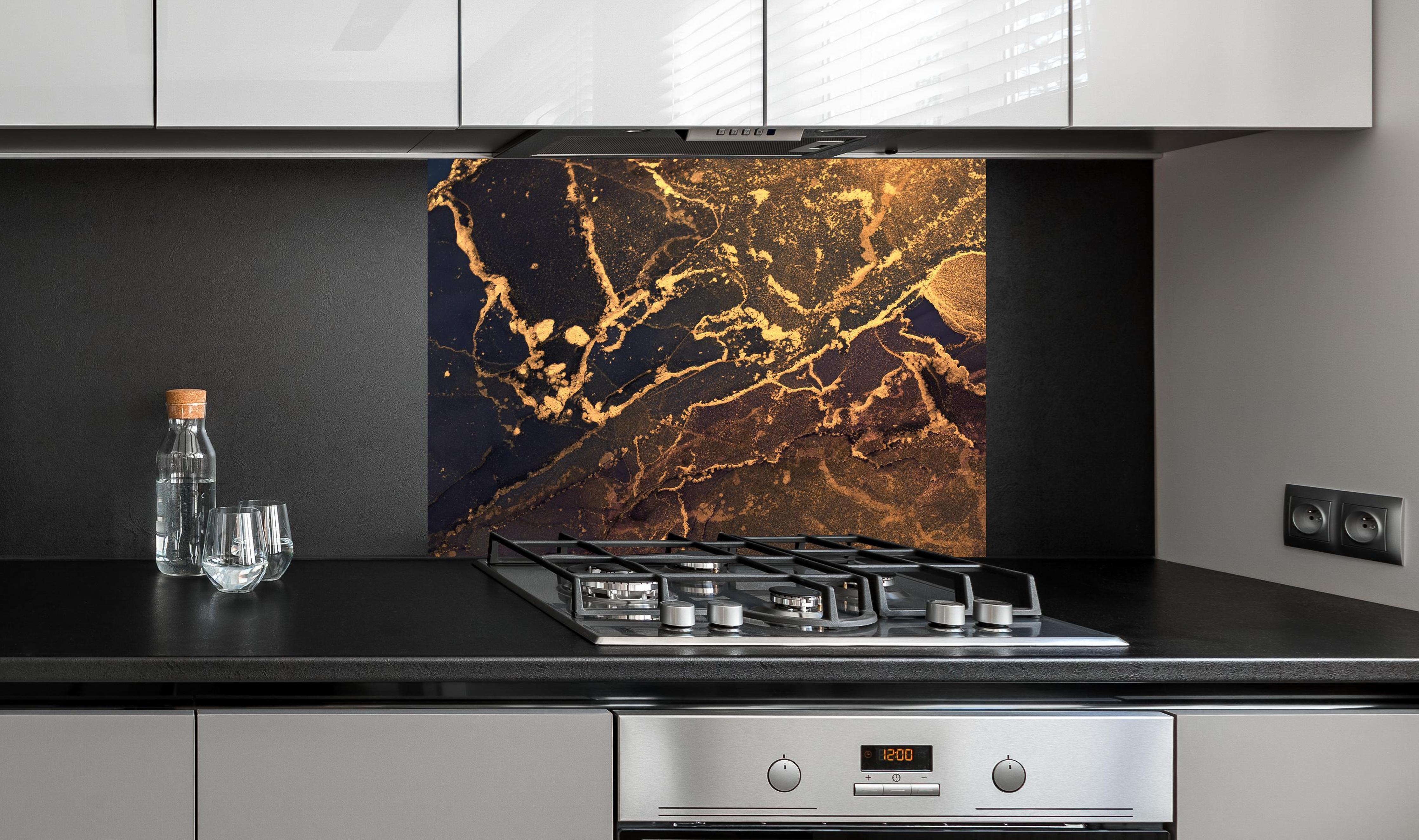 Spritzschutz - Dunkle Tinte mit Goldelementen an edler Anthrazit-Wand hinter silbernem Gasherd