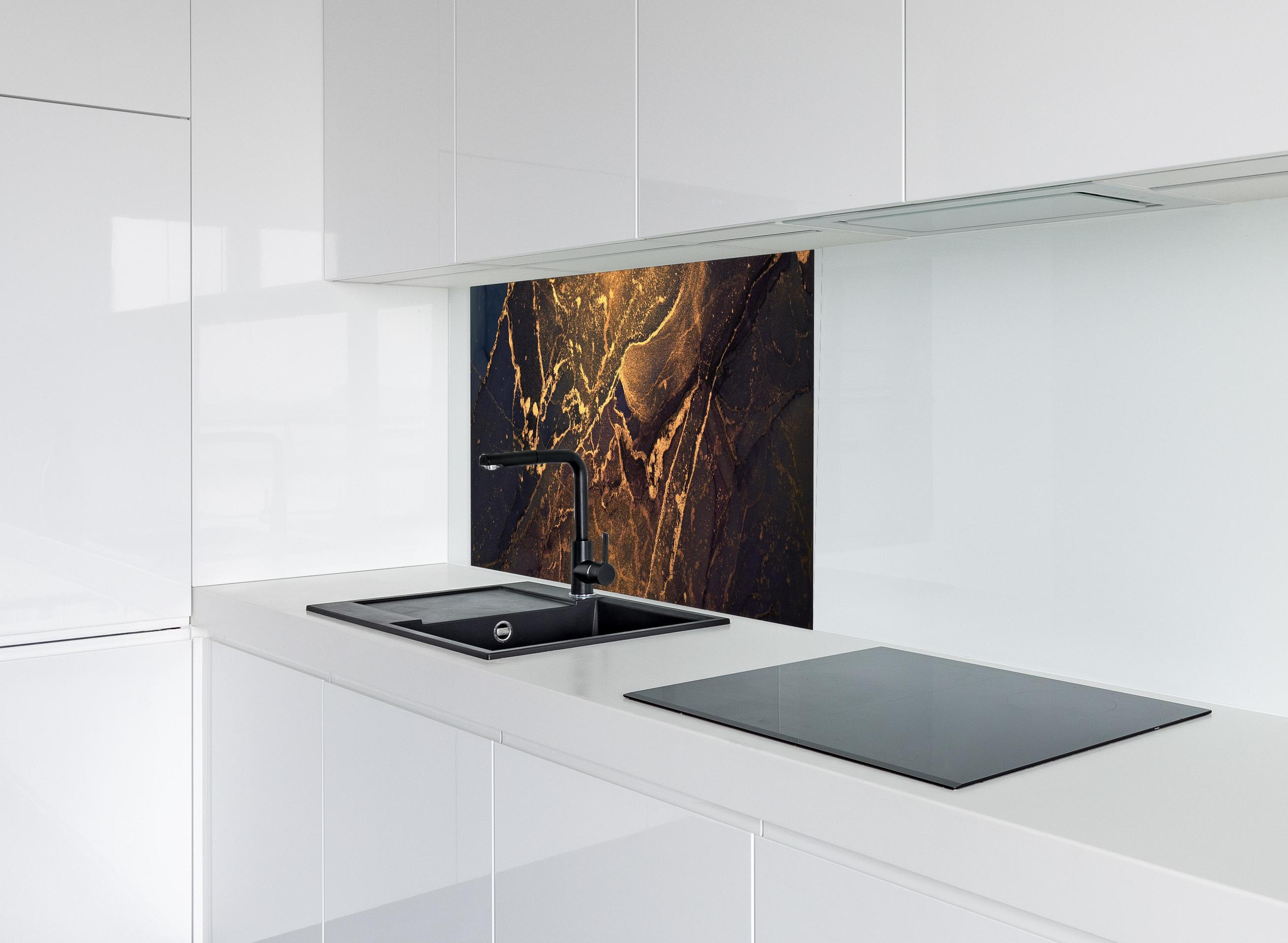 Spritzschutz - Dunkle Tinte mit Goldelementen hinter modernem schwarz-matten Spülbecken in weißer Hochglanz-Küche