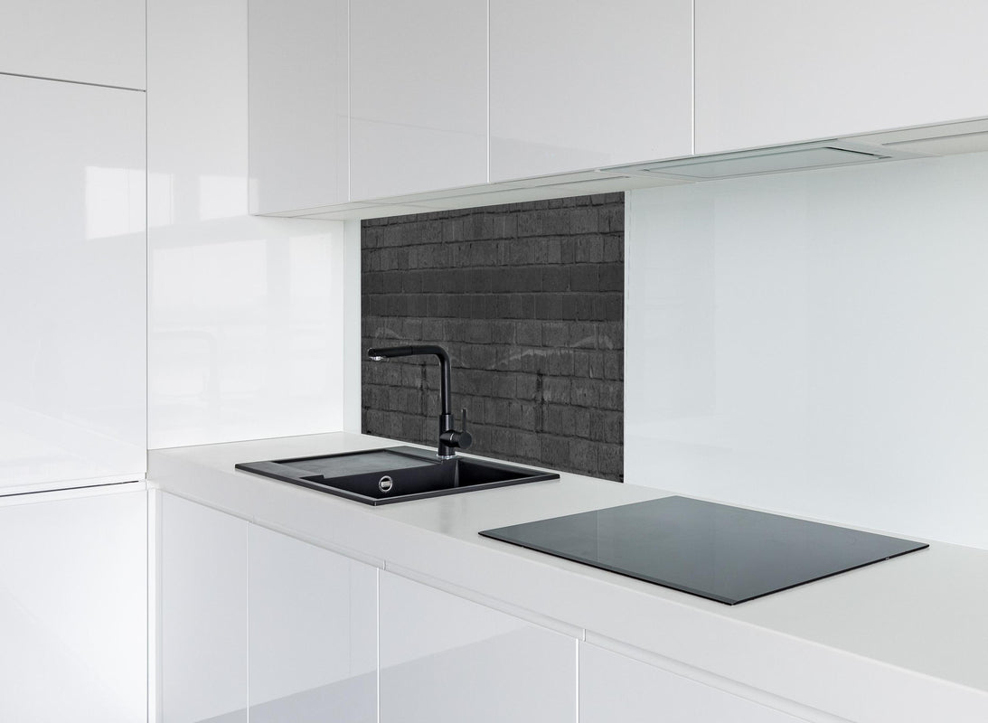 Spritzschutz - Dunkle abgenutzte Ziegelmauer hinter modernem schwarz-matten Spülbecken in weißer Hochglanz-Küche