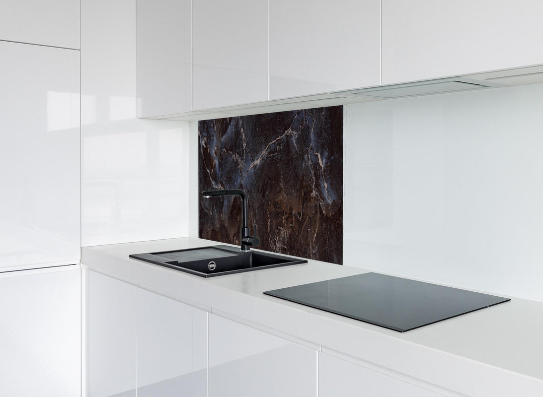 Spritzschutz - Dunkler Marmor hinter modernem schwarz-matten Spülbecken in weißer Hochglanz-Küche