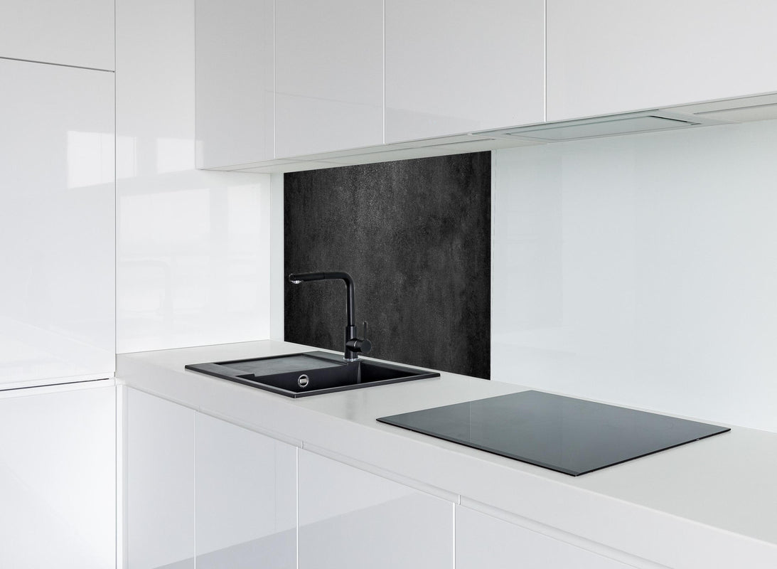Spritzschutz - Dunkler Schiefer Textur hinter modernem schwarz-matten Spülbecken in weißer Hochglanz-Küche